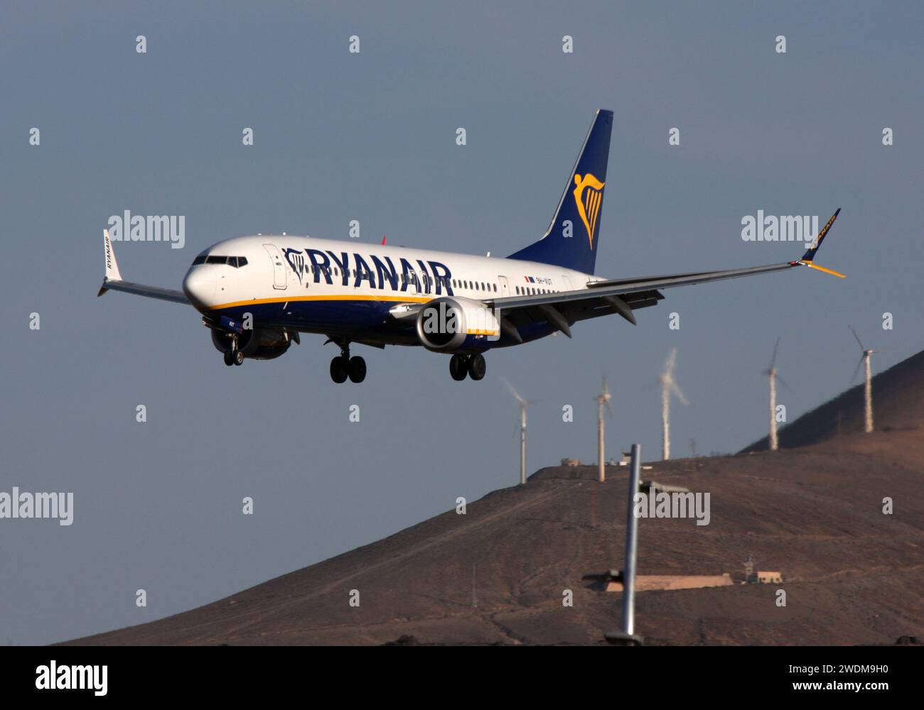 Un Boeing 737-8 MAX de Ryanair approchant de l'aéroport Lanzarote Arrecife Banque D'Images