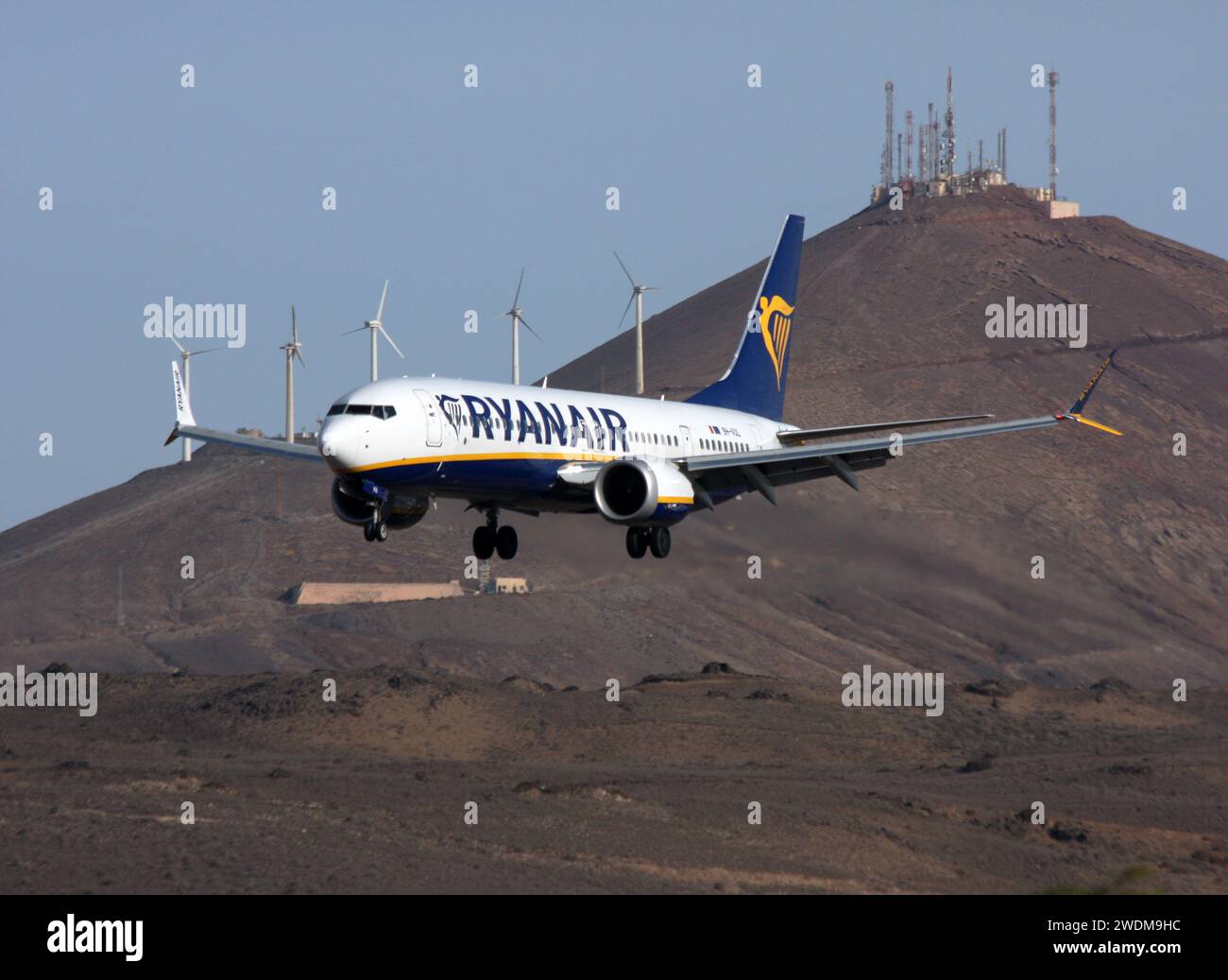 Un Boeing 737-8 MAX de Ryanair approchant de l'aéroport Lanzarote Arrecife Banque D'Images