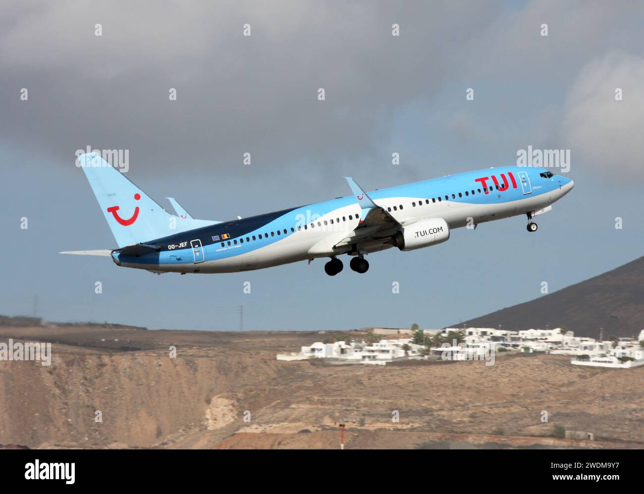 Un Boeing 737-800 de TUI Belgium quitte l'aéroport de Lanzarote Arrecife Banque D'Images