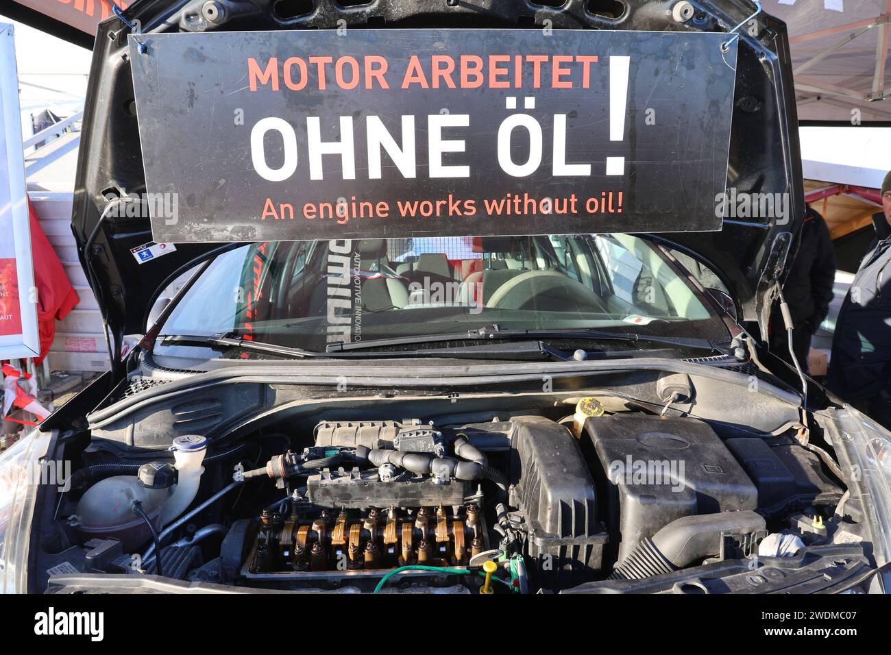 Oldtema Erfurt 20.01.2024, Erfurt, Messe, Oldtema, Oldtimer- und Teilemarkt im Bild: im Aussenbereich wird Atomium Additiv fuer Diesel-Fahrzeuge vorgestellt, BEI dem der Motor ohne OEL funktioniert *** Oldtema Erfurt 20 01 2024, Erfurt, foire, Oldtema, voiture classique et marché des pièces dans l'espace extérieur Atomium additif pour véhicules diesel est présenté, dans lequel le moteur fonctionne sans huile Banque D'Images