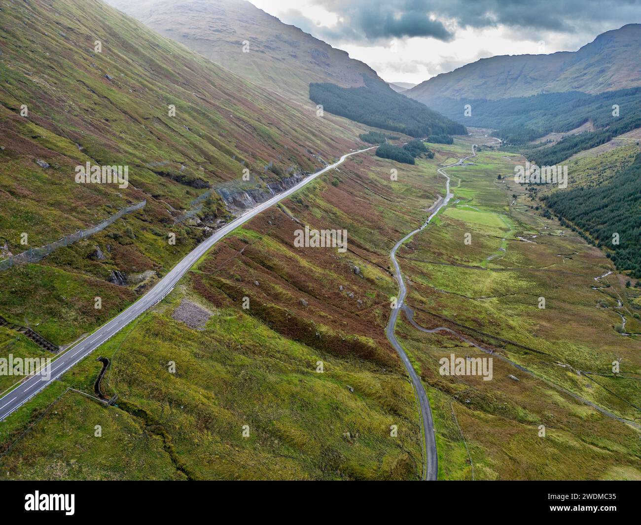 Vue aérienne du reste et Be Thankful Road et les défenses de glissement de terrain, Écosse Banque D'Images