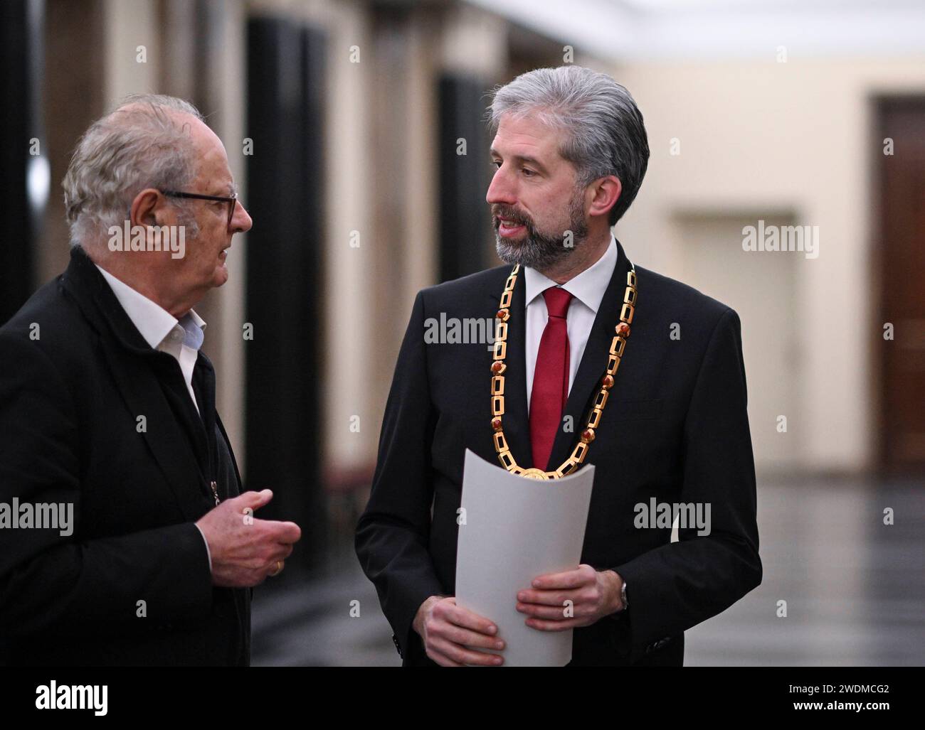 Tuebingen 19.01.2024 Neujahrsempfang der Universitaetsstadt Tuebingen, Oberbuergermeister Boris Palmer RE und Stefan Paul, Paul erhaelt die Hoelderlin-Plakette. *** Tuebingen 19 01 2024 réception du nouvel an de la ville universitaire de Tuebingen, le maire Boris Palmer RE et Stefan Paul, Paul reçoit la plaque Hoelderlin Banque D'Images