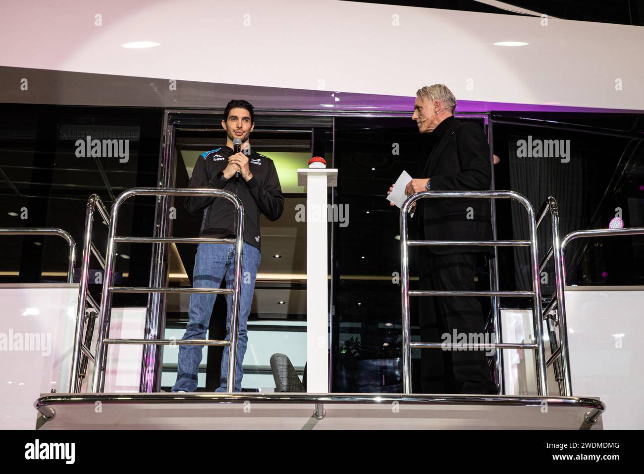 21.01.2024. Düsseldorf. Formel-1-Rennfahrer Esteban Ocon (Liens, Alpine BWT Team) launcht auf der Boot 2024 die neue Sunseeker Meros Signature 95, ein Banque D'Images