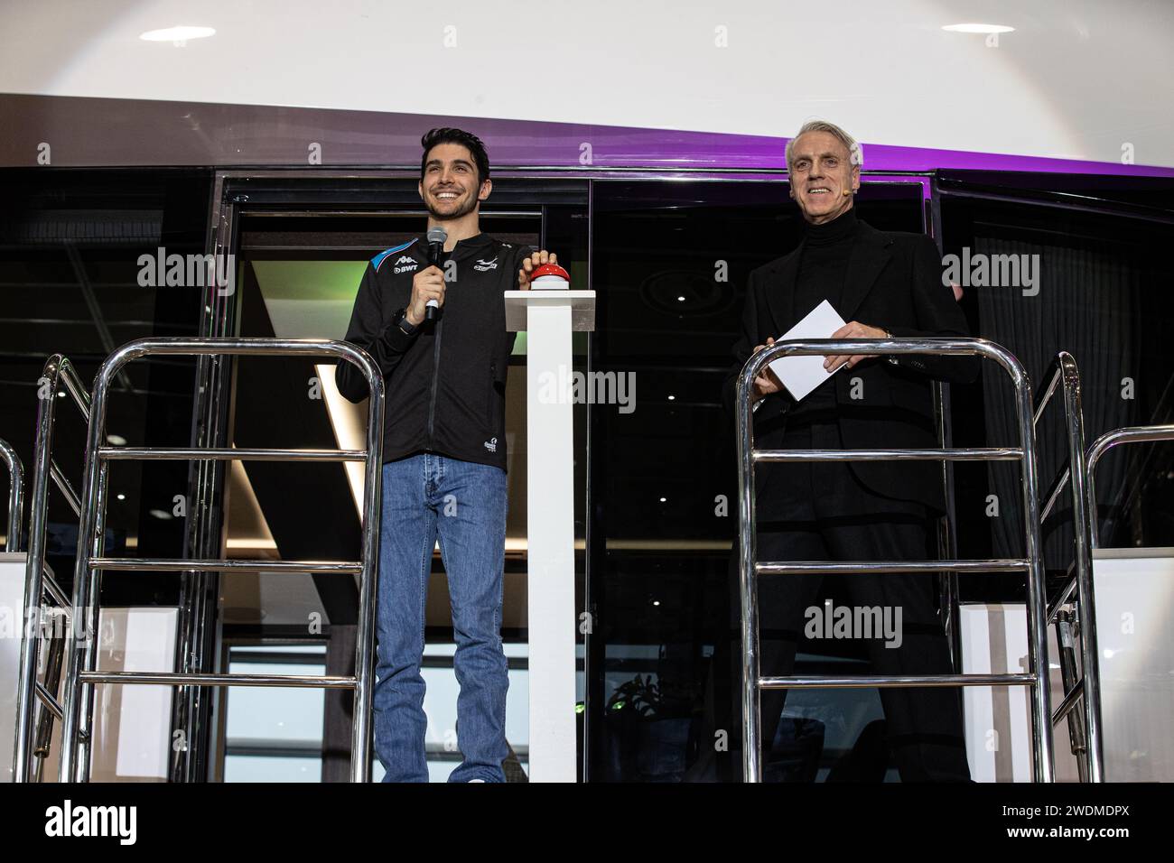 21.01.2024. Düsseldorf. Formel-1-Rennfahrer Esteban Ocon (Liens, Alpine BWT Team) launcht auf der Boot 2024 die neue Sunseeker Meros Signature 95, ein Banque D'Images