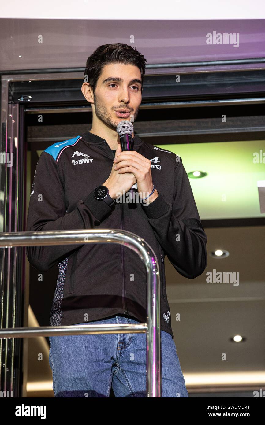 21.01.2024. Düsseldorf. Formel-1-Rennfahrer Esteban Ocon (Alpine BWT Team) launcht auf der Boot 2024 die neue Sunseeker Meros Signature 95, eine der g Banque D'Images