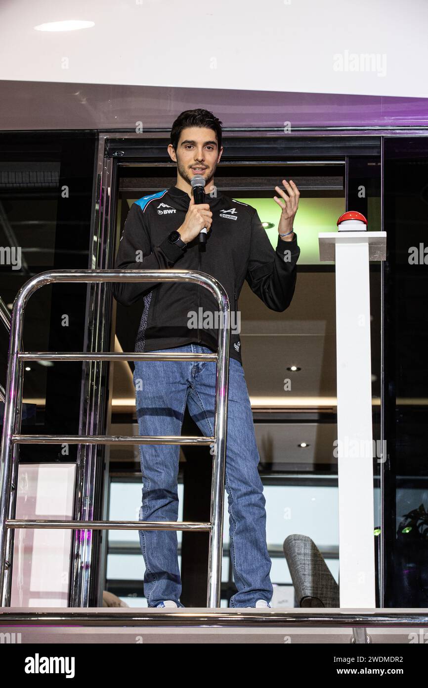 21.01.2024. Düsseldorf. Formel-1-Rennfahrer Esteban Ocon (Alpine BWT Team) launcht auf der Boot 2024 die neue Sunseeker Meros Signature 95, eine der g Banque D'Images