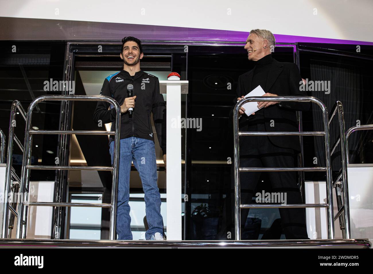 21.01.2024. Düsseldorf. Formel-1-Rennfahrer Esteban Ocon (Liens, Alpine BWT Team) launcht auf der Boot 2024 die neue Sunseeker Meros Signature 95, ein Banque D'Images