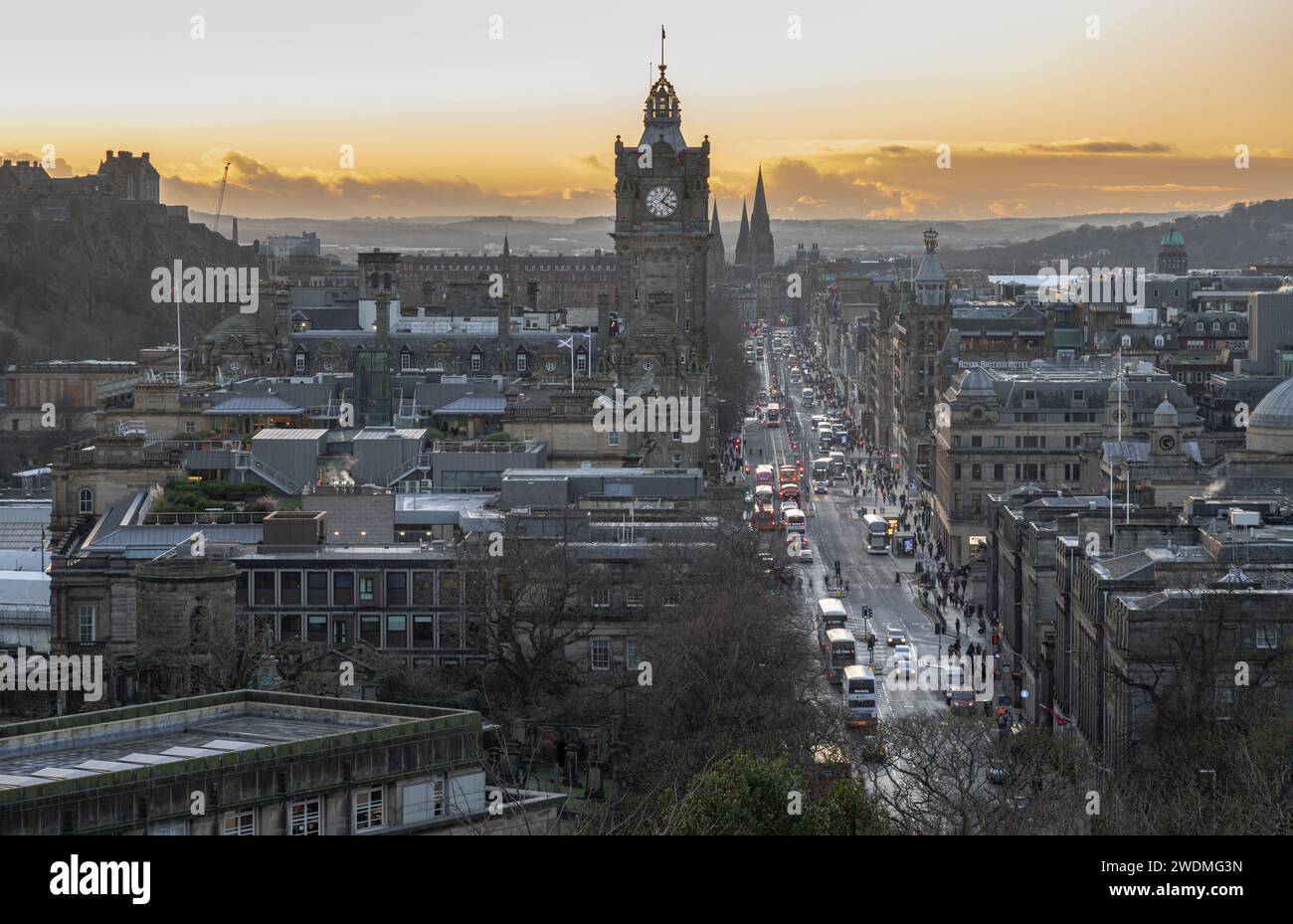 Édimbourg, Écosse - 18 janvier 2024 - vue aérienne au crépuscule du Royal Mile ou High Street dans la vieille ville d'Édimbourg depuis le sommet de Calton Hill au cen Banque D'Images