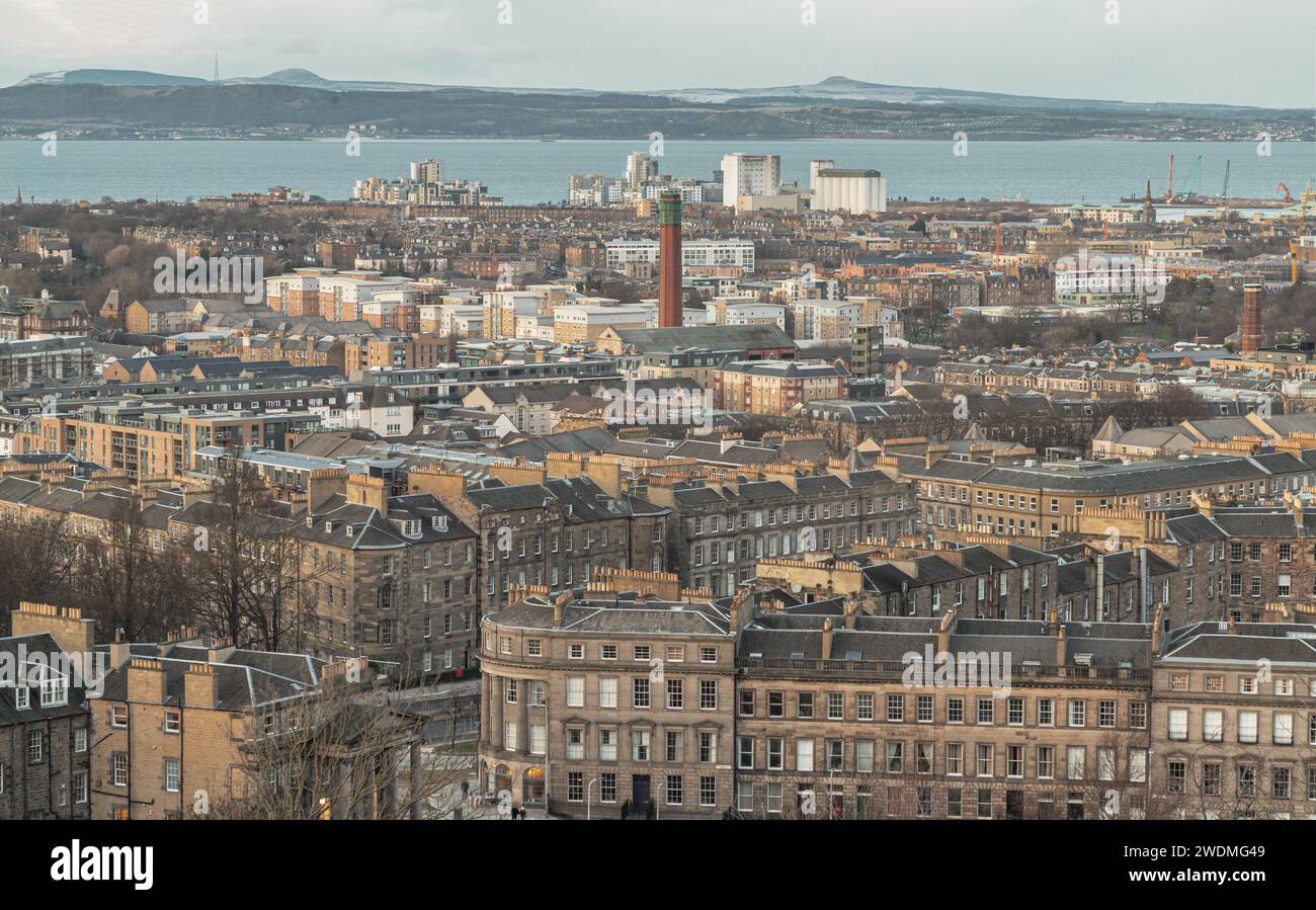 Édimbourg, Écosse - 18 janvier 2024 - vue panoramique d'Édimbourg vers Leith Docks et le Firth of Forth depuis Calton Hill dans le centre d'Édimbourg. Des Banque D'Images