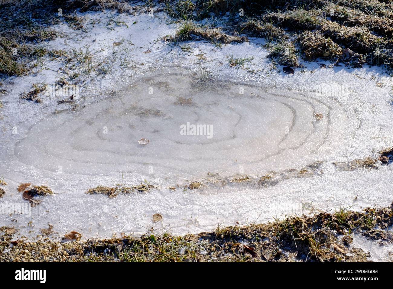 des tourbillons complexes forment des motifs dans la grande flaque d'eau gelée campagne ruelle zala comté de hongrie Banque D'Images