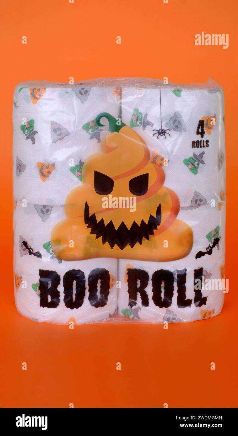 halloween édition spéciale quatre paquet de rouleaux de toilette boo roll sur fond orange Banque D'Images
