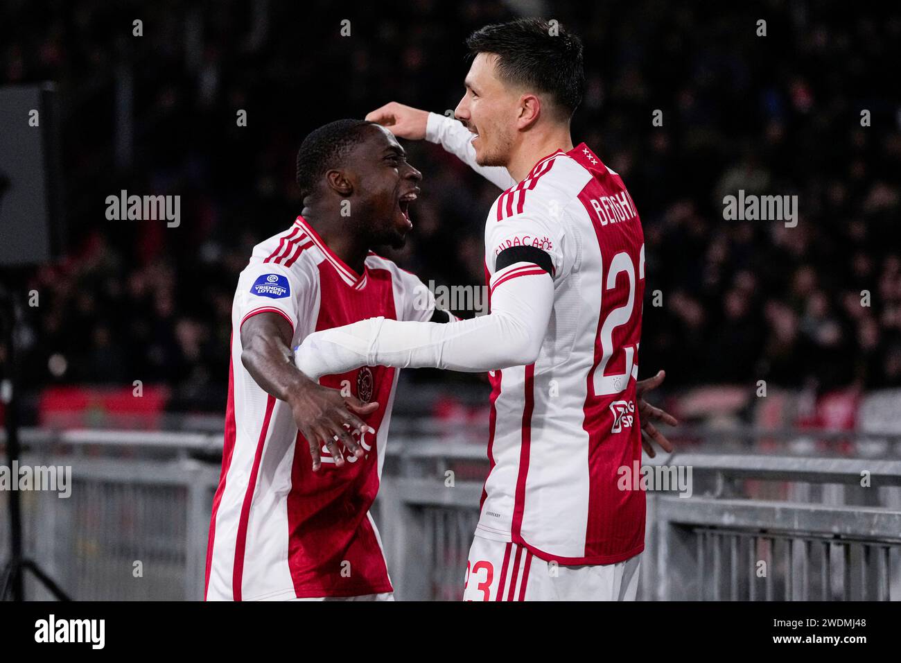 Amsterdam, pays-Bas. 21 janvier 2024. AMSTERDAM, PAYS-BAS - 21 JANVIER : Carlos Forbs de l'AFC Ajax, Steven Berghuis de l'AFC Ajax célèbrent le quatrième but lors du match néerlandais d'Eredivisie entre l'Ajax et le RKC Waalwijk au Johan Cruijff Arena le 21 janvier 2024 à Amsterdam, aux pays-Bas. (Photo de Patrick Goosen/Orange Pictures) crédit : dpa/Alamy Live News Banque D'Images