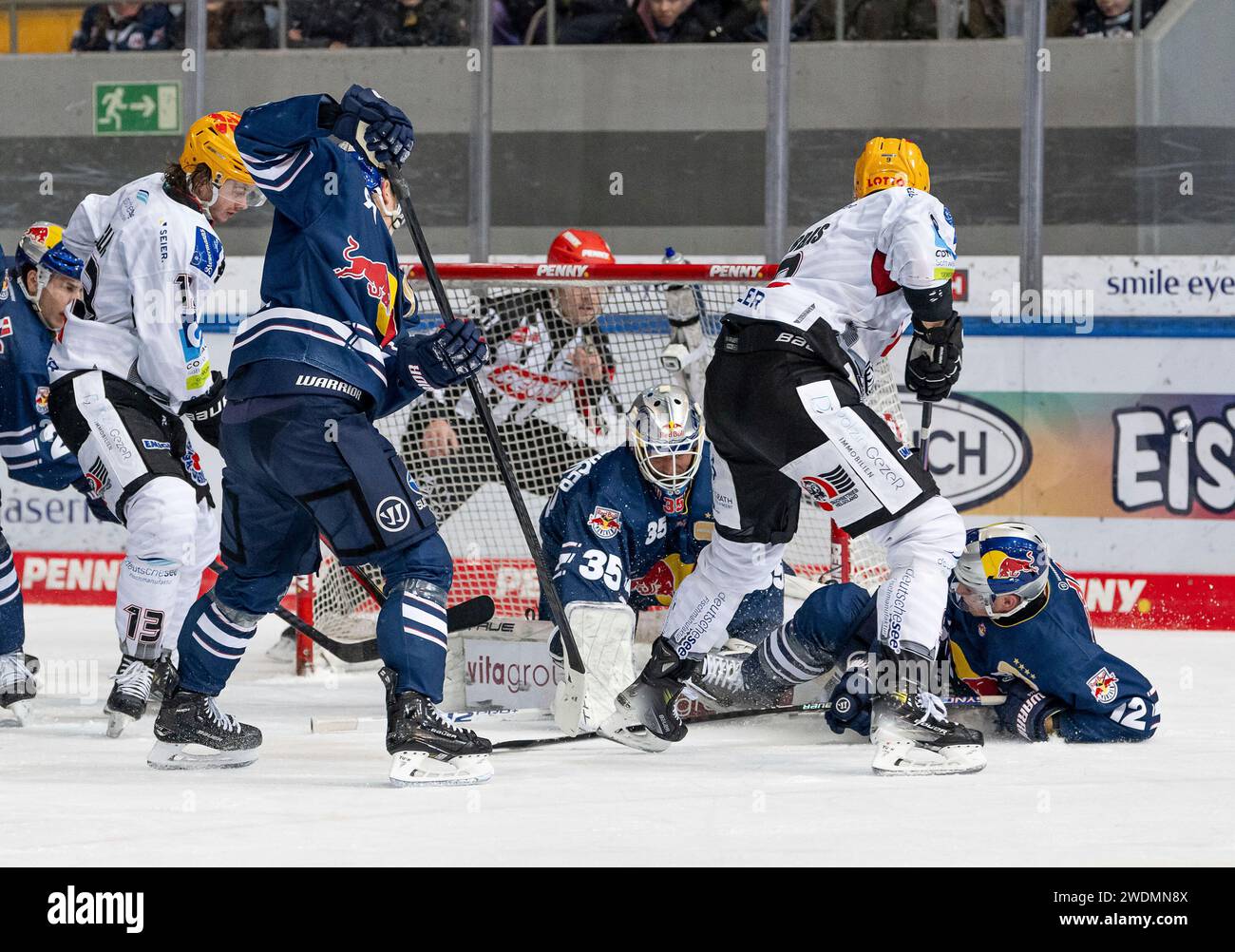 Muenchen, Deutschland. 21 janvier 2024. Mathias Niederberger (Torwart, EHC Red Bull Muenchen, #35) und Ben Smith (EHC Red Bull Muenchen, #12) verteidigen gegen Jan Urbas (Fischtown Pinguins Bremerhaven, #9). EHC Red Bull Muenchen gegen Fischtown Pinguins Bremerhaven, Eishockey, DEL, 40. Spieltag, saison 2023/2024, 21.01.2024. Photo : Eibner-Pressefoto/Heike Feiner crédit : dpa/Alamy Live News Banque D'Images