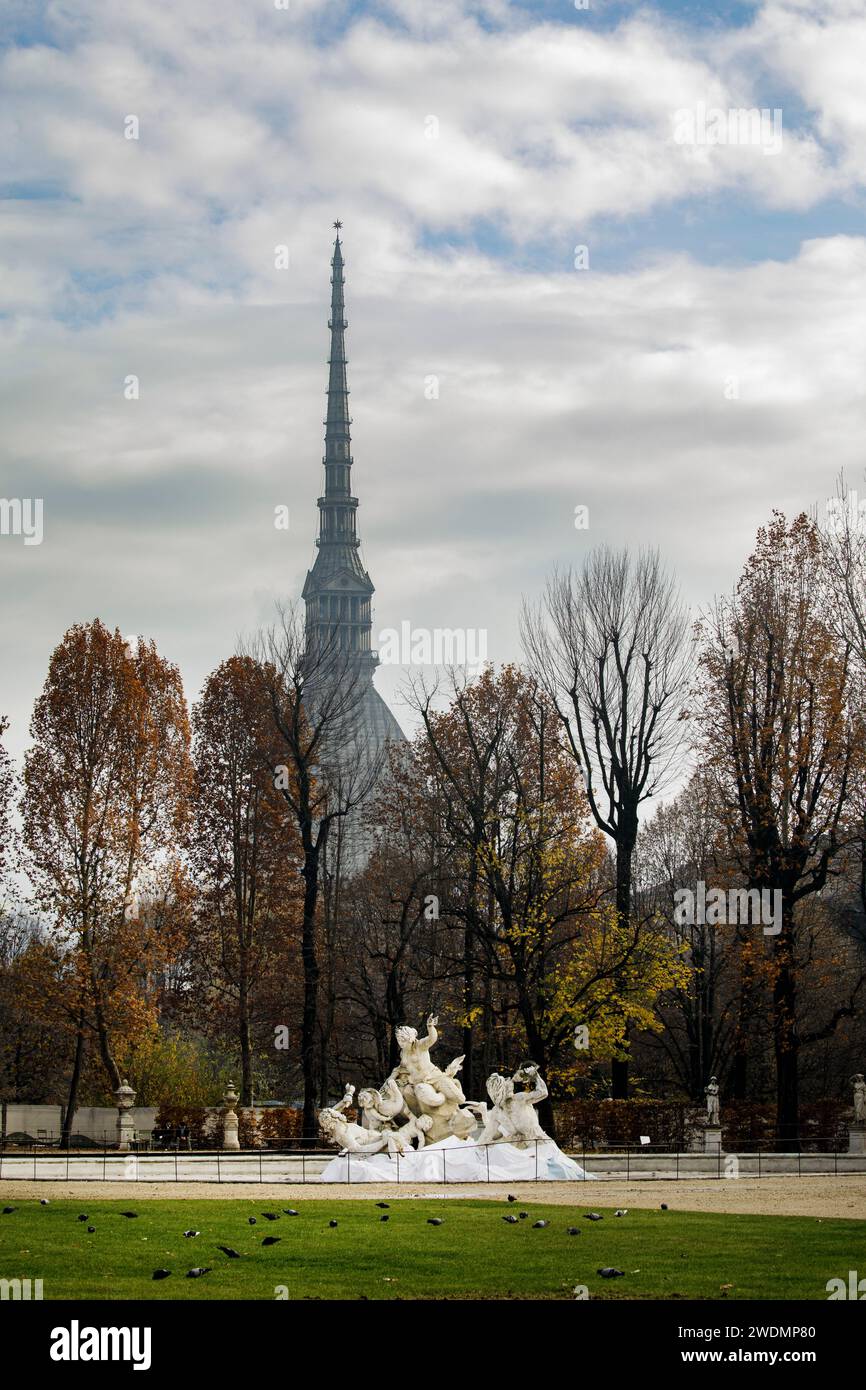 Tour mole Antonelliana avec Fontana delle nereidi e dei tritoni devant, giardino delle arti, Turin Italie Banque D'Images