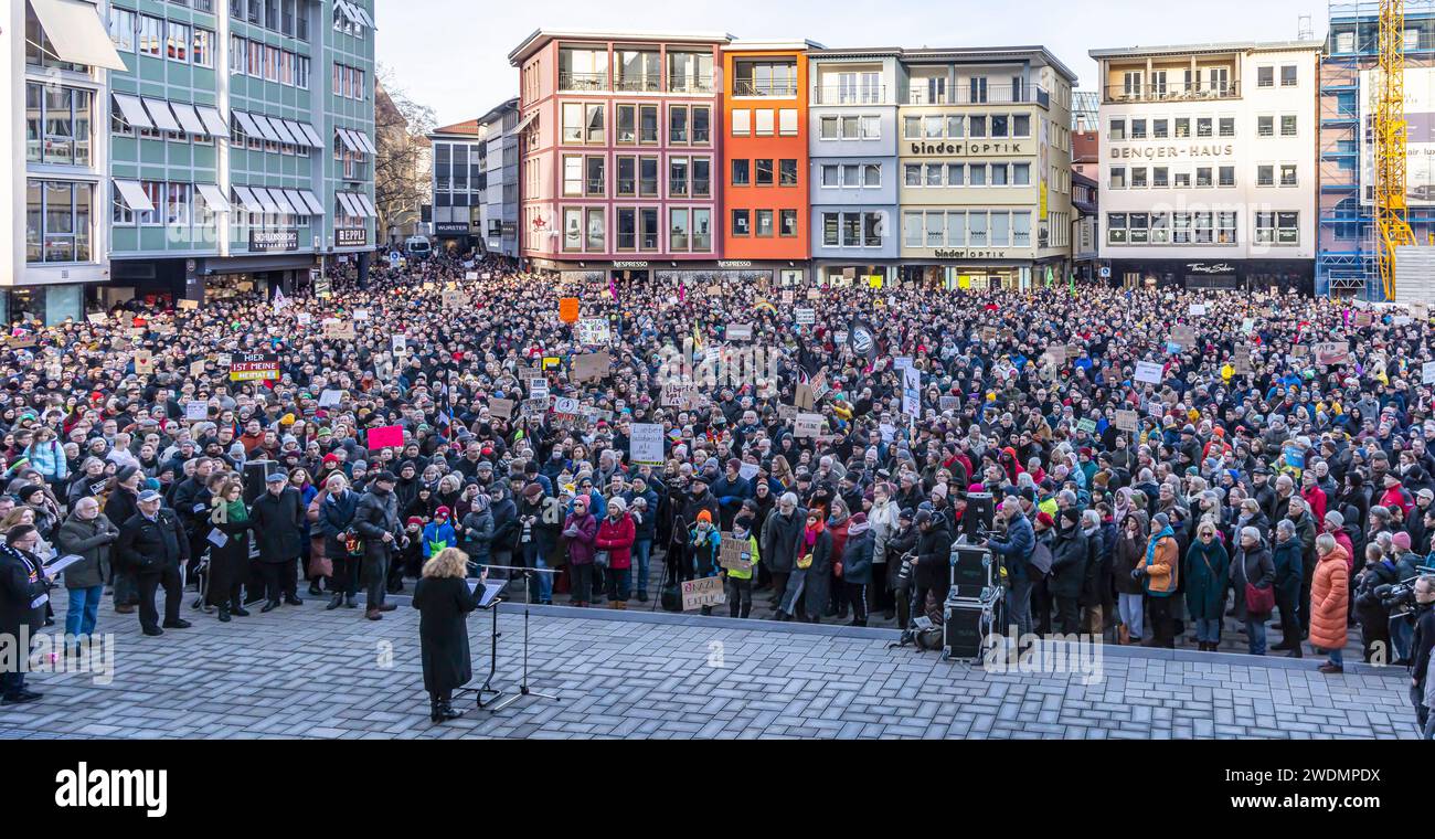 Erneut Großdemo à Stuttgart gegen den Rechtsruck en Deutschland. Barbara Traub, Vorstandssprecherin der Israelitischen Religionsgemeinschaft Württemberg BEI ihrer Rede. AM Marktplatz haben sich am Sonntag mehrere Tausend Menschen versammelt. DAS devise : Stuttgart hält zusammen. Organisiert Hat die Kundgebung die Jüdische Studierendenunion mit breiter Unterstützung aus Kultur, Kirchen, Sport und den demokratischen Parteien. // 21.01.2024 : Stuttgart, Bade-Württemberg, Deutschland. *** Une autre manifestation majeure à Stuttgart contre le virage à droite en Allemagne Barbara Traub, porte-parole o Banque D'Images