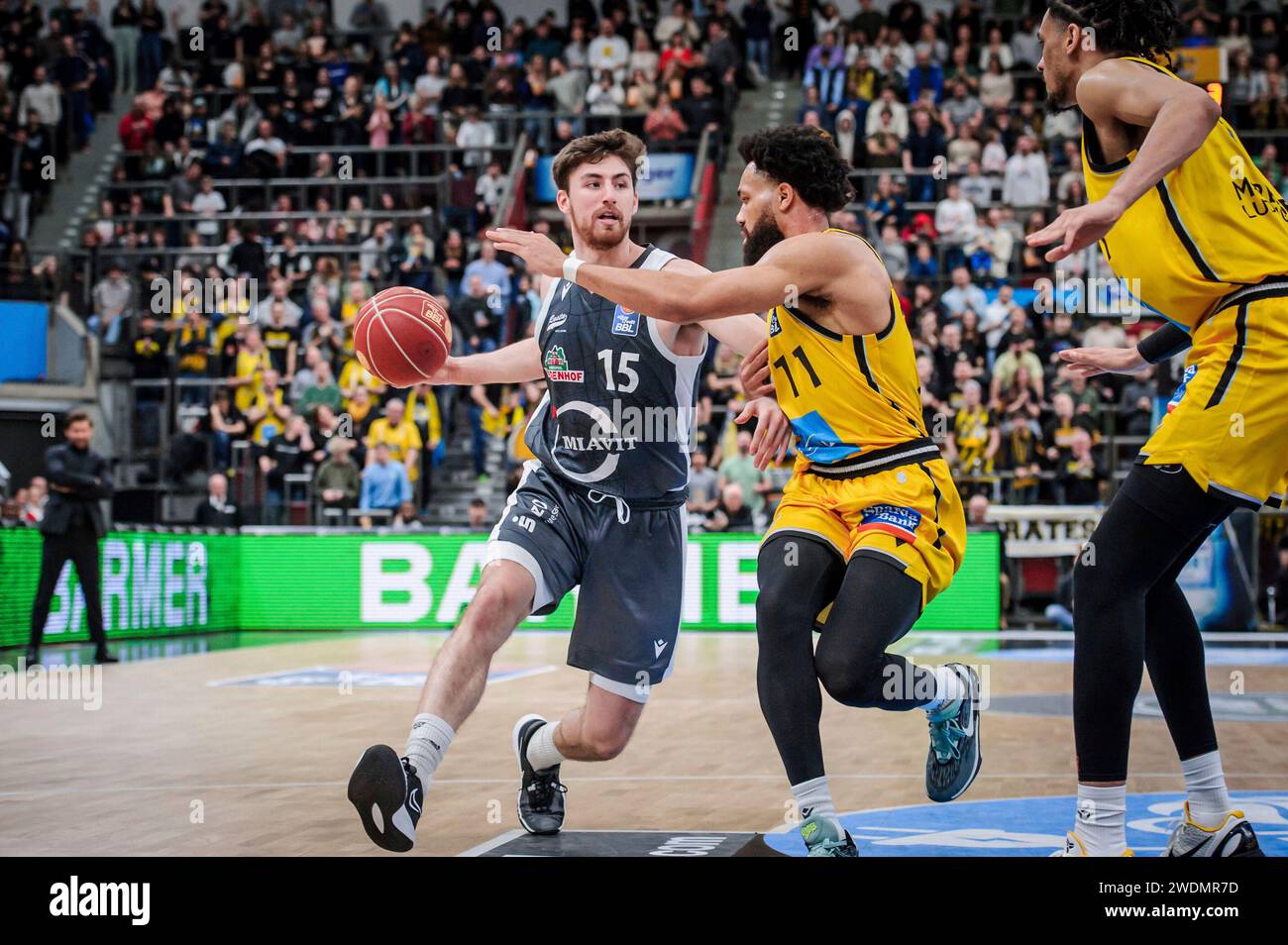 Ludwigsburg, Deutschland. 21 janvier 2024. Ryan Schwieger (Rasta Vechta, #15) vs Silas Melson (MHP Riesen Ludwigsburg, #11) MHP Riesen Ludwigsburg - Rasta Vechta, Sport, basket-ball, 1. Basketball Bundesliga, BBL, saison 2023/24, 17. Spieltag, 21.01.2024, Ludwigsburg (MHPArena), DEU photo : Eibner/Sandy Dinkelacker crédit : dpa/Alamy Live News Banque D'Images