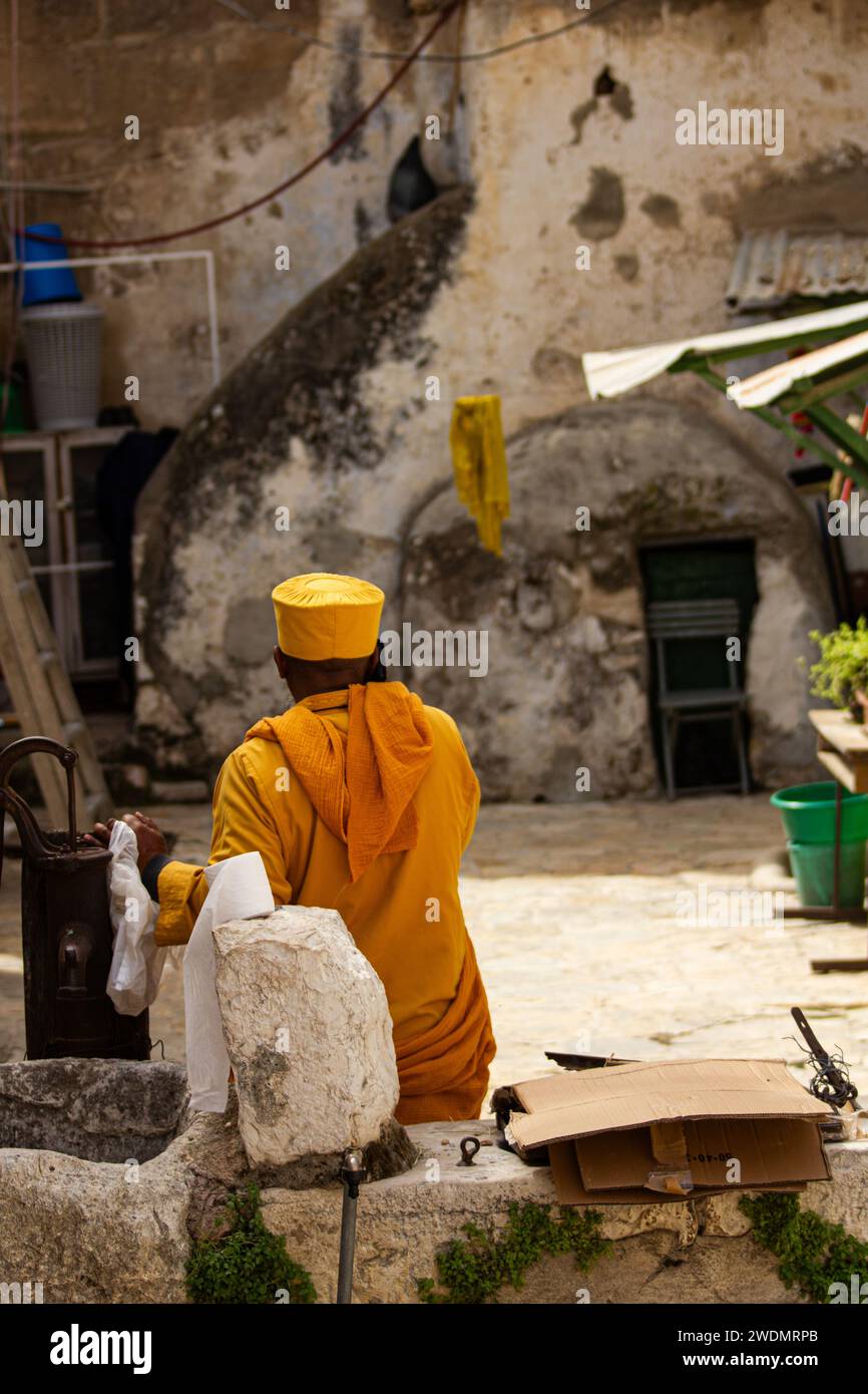 Contemplation copte : un vénérable copte assis à une entrée du Saint-Sépulcre à Jérusalem Banque D'Images