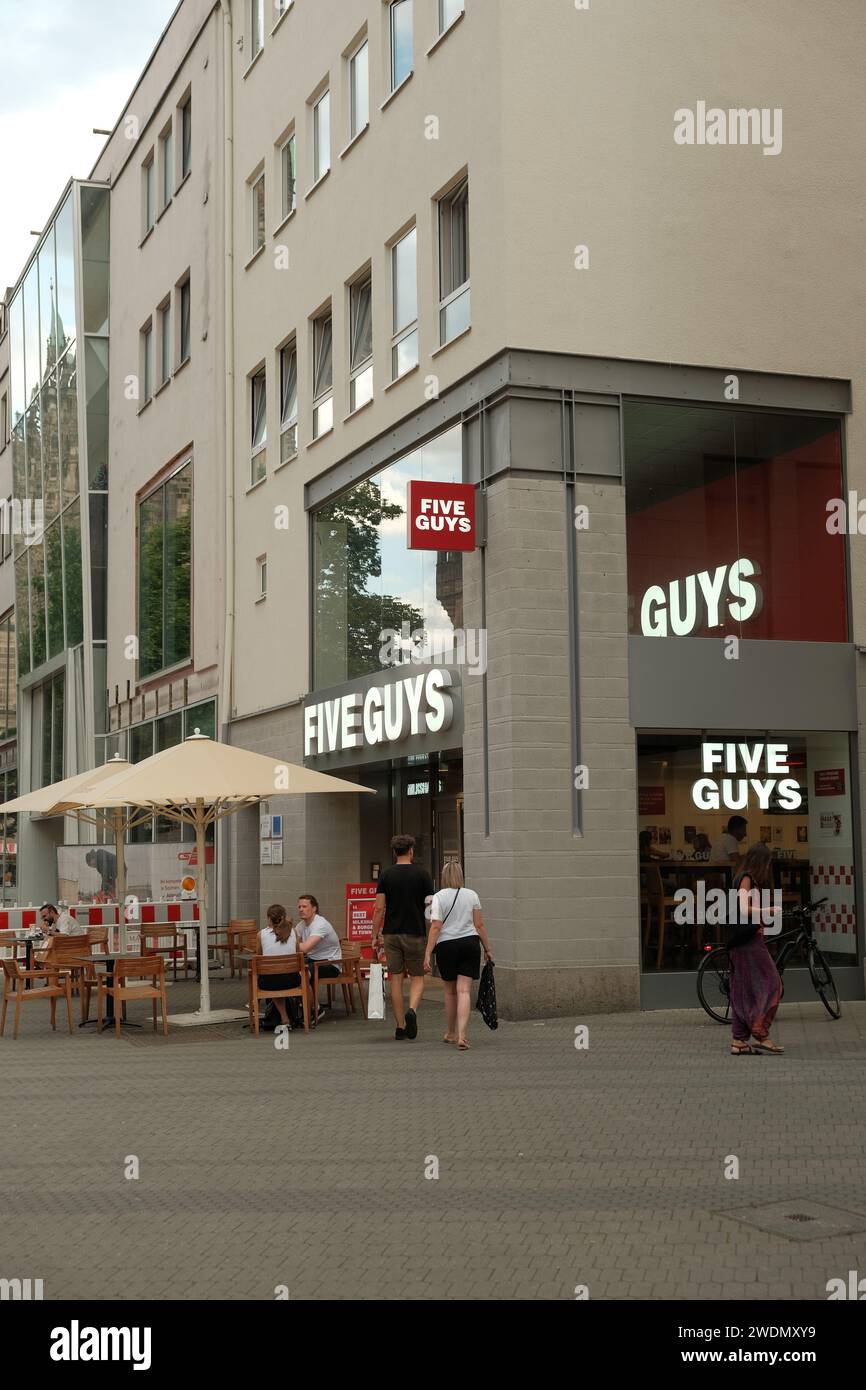 Five Guys Burger Building sur Karolinenstraße dans la ville allemande de Nuremberg. Banque D'Images