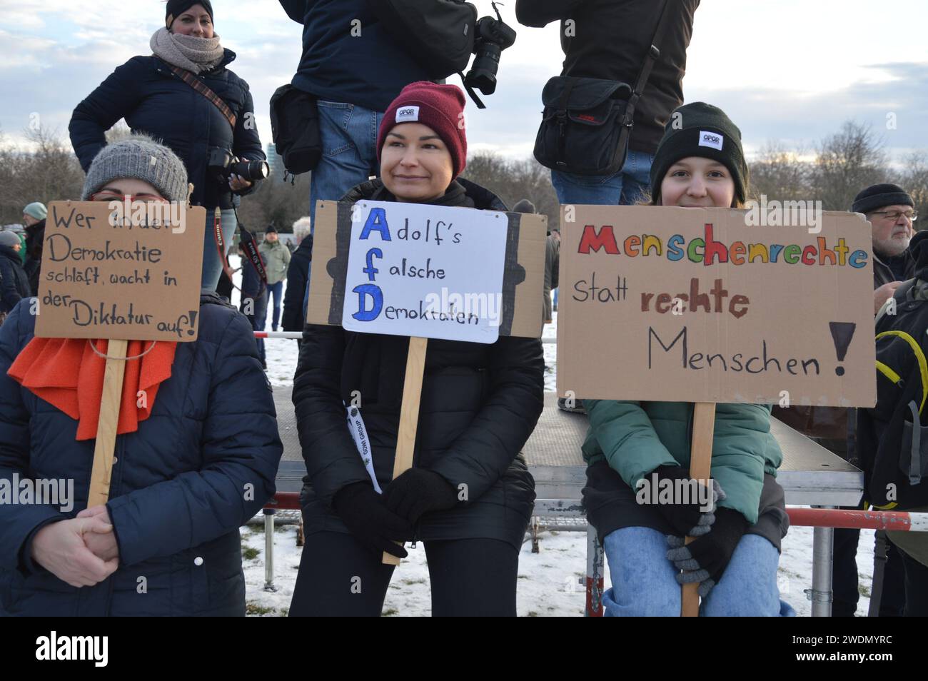 Berlin, Allemagne - 21 janvier 2024 - jusqu'à 100,000 personnes ont participé à la manifestation contre la droite devant le Reichstag. (Photo de Markku Rainer Peltonen) Banque D'Images
