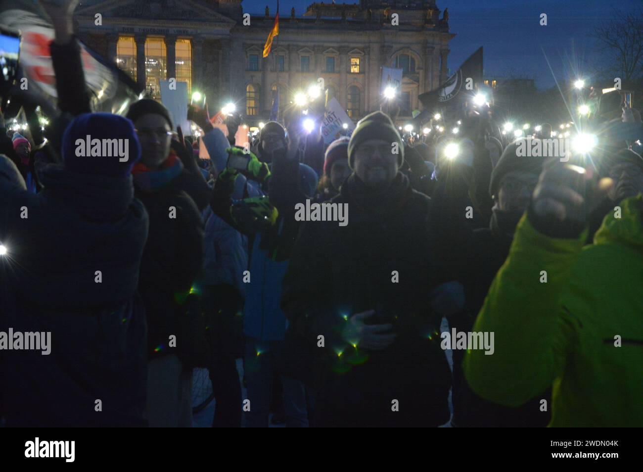 Berlin, Allemagne - 21 janvier 2024 - jusqu'à 100,000 personnes ont participé à la manifestation contre la droite devant le Reichstag. (Photo de Markku Rainer Peltonen) Banque D'Images