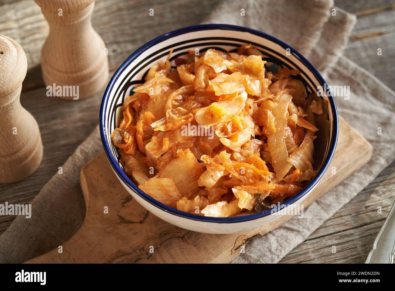 Salade kim chi fermentée dans un bol sur une table Banque D'Images