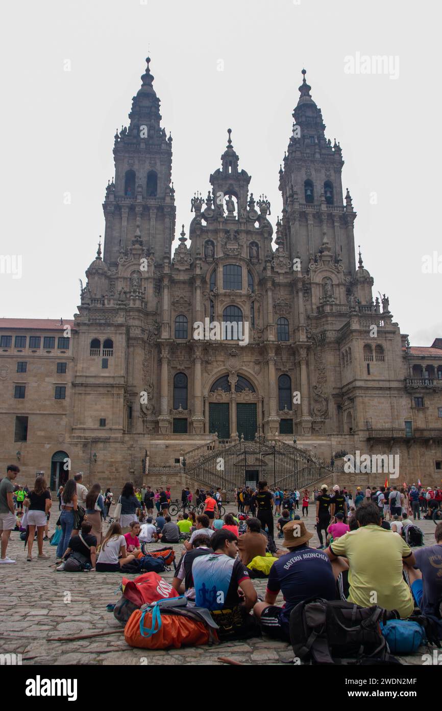 A Santiago de Compostelle, Espagne, le 09-02-23, pèlerins sur le chemin de Santiago reposant sur la place de la cathédrale Banque D'Images