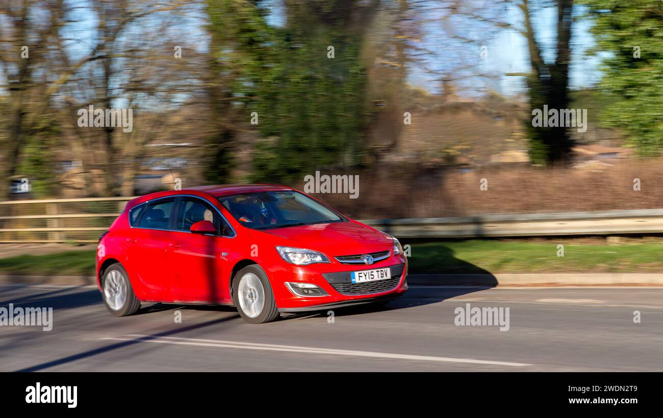 Milton Keynes,UK-Jan 18th 2024 : icône de Toyota Corolla hybride 2020 argent électrique Banque D'Images