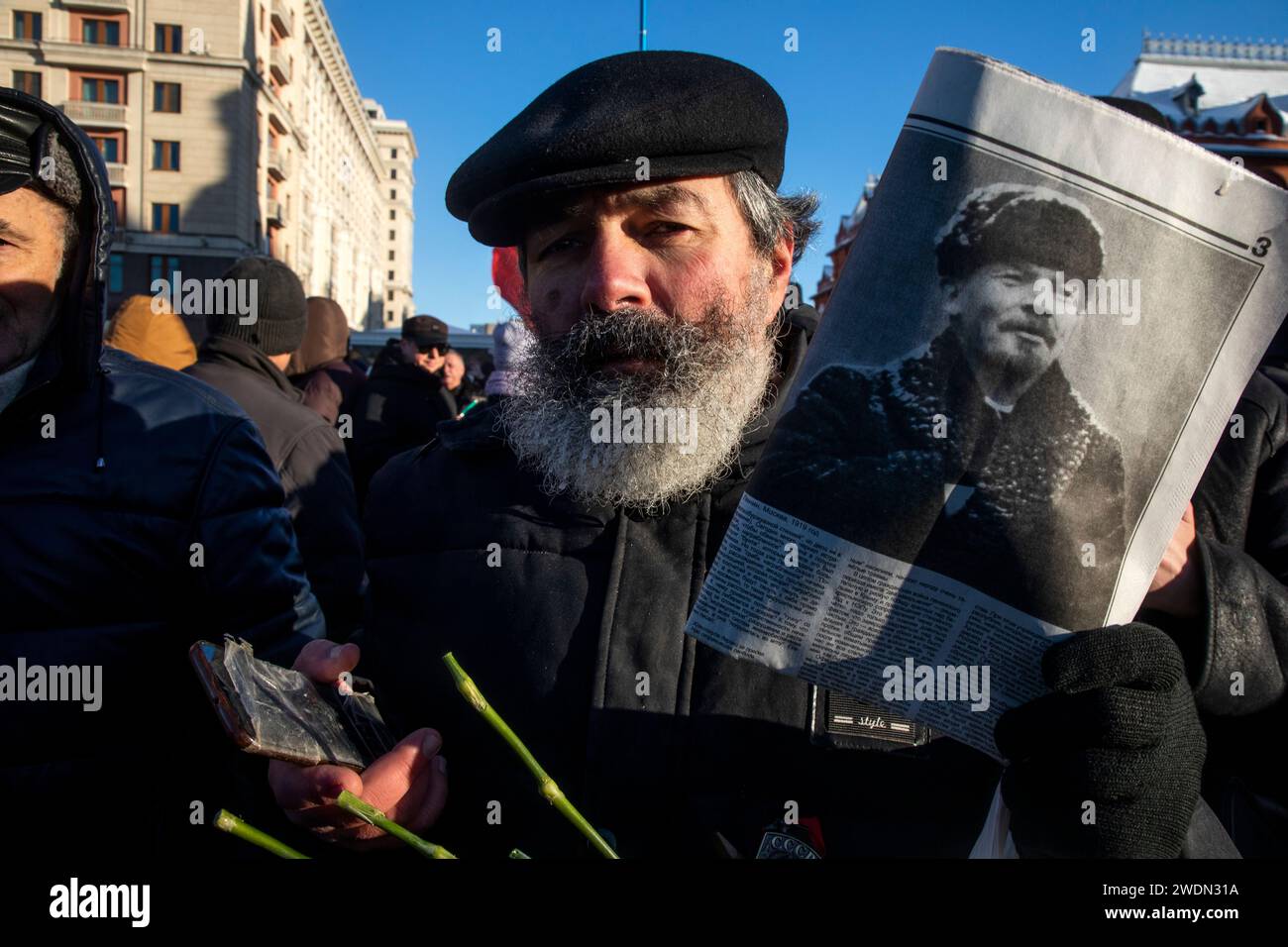 Moscou, Russie. 21 janvier 2024. Les partisans communistes russes portent le portrait de Vladimir Lénine alors qu'ils marchent pour déposer des fleurs au mausolée du fondateur soviétique Vladimir Lénine pour marquer le 100e anniversaire de sa mort, sur la place Rouge, à Moscou, en Russie. Crédit : Nikolay Vinokurov/Alamy Live News Banque D'Images