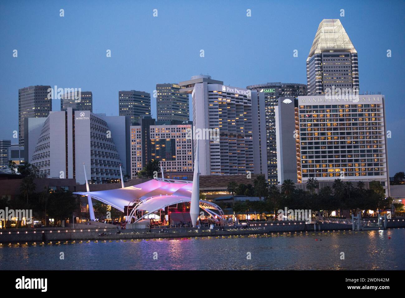 Singapore City, Singapour-08 septembre 2023 : vue de nuit à l'architecture moderne de Singapour. Banque D'Images Singapore City, Singapour-08 septembre 2023 : vue de nuit à l'architecture moderne de Singapour. Banque D'Images