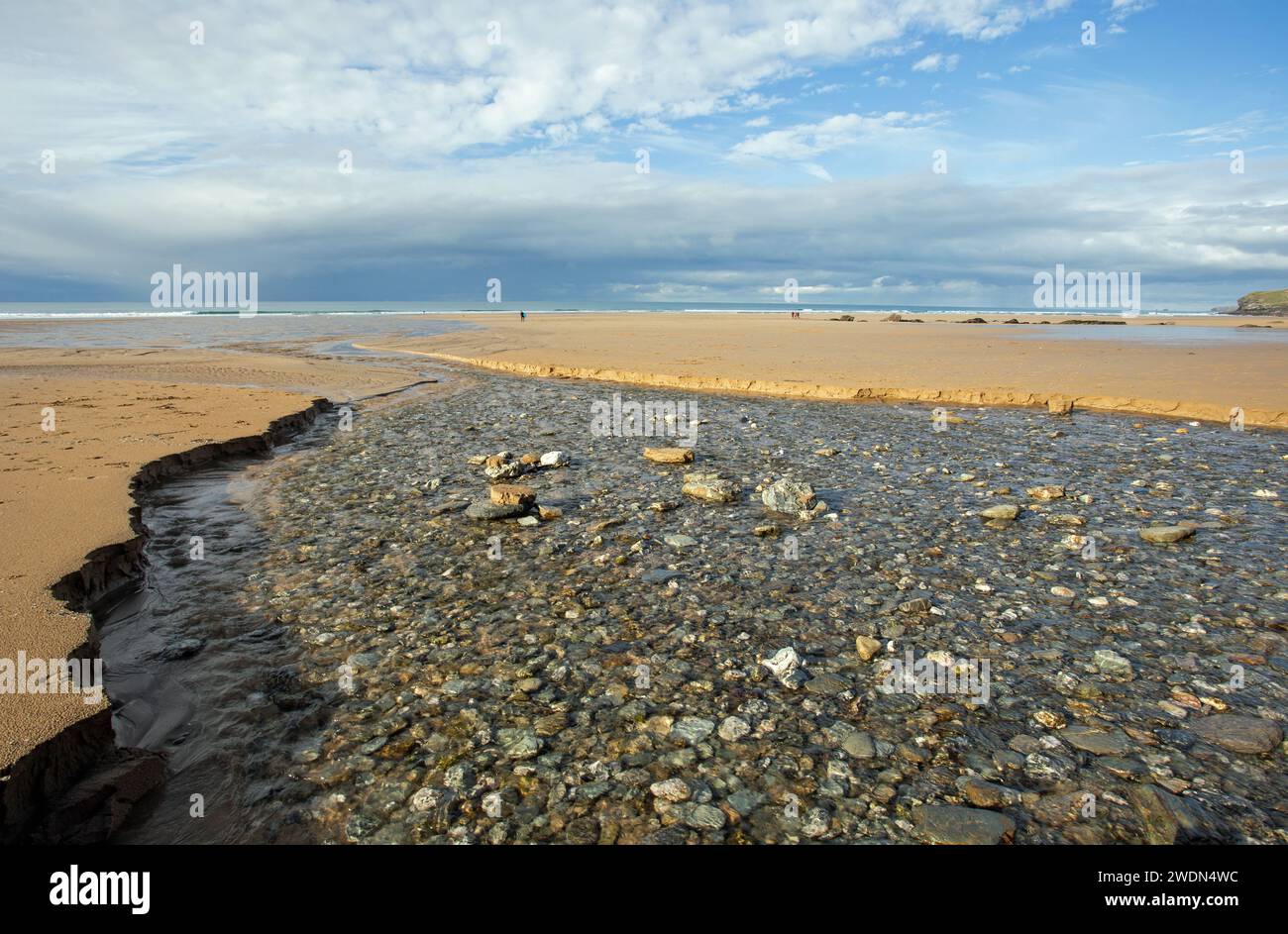 Watergate Bay, Cornwall, Angleterre, novembre 2023, Une scène de plage montrant une rivière sur le sable Banque D'Images