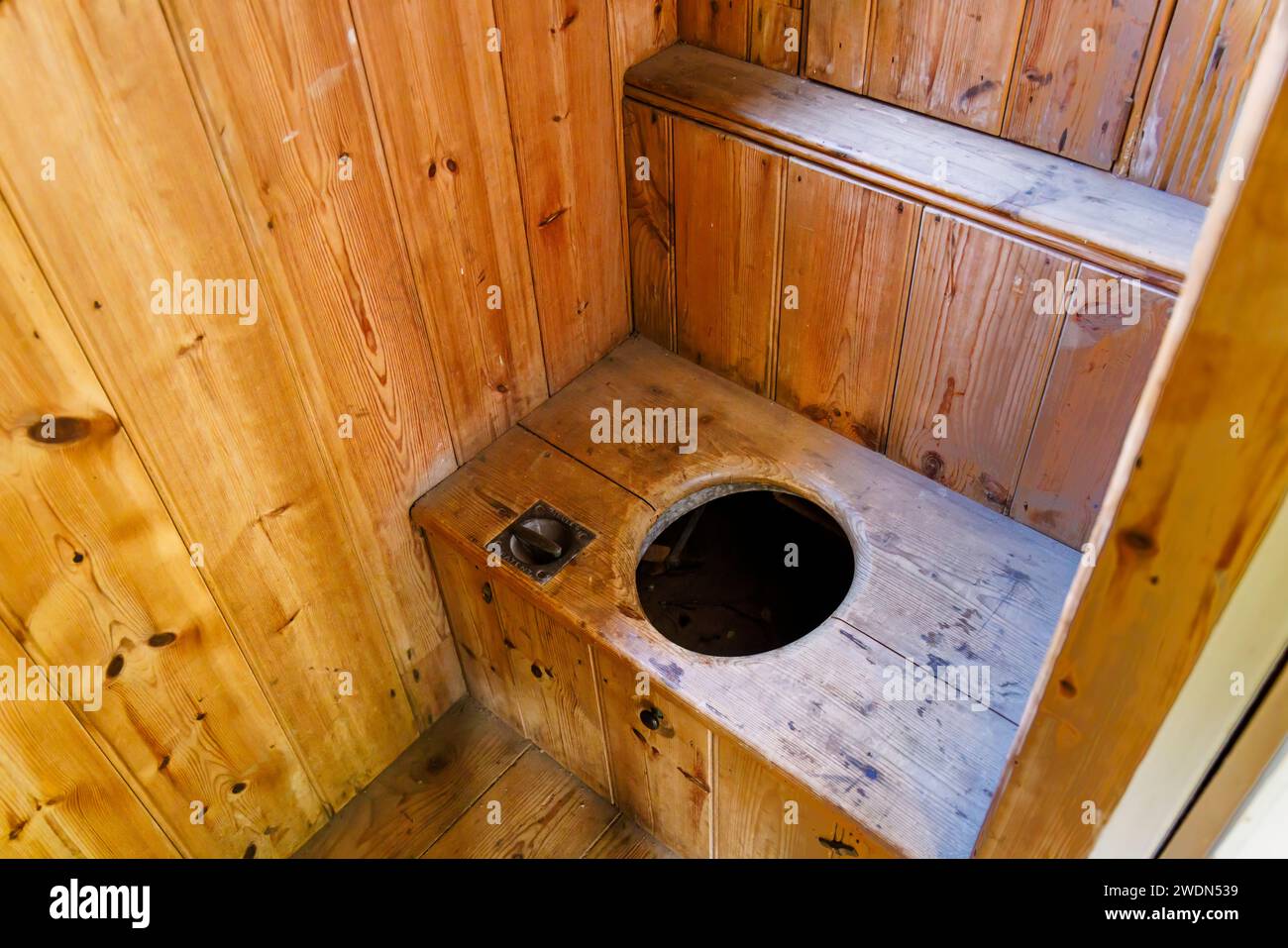 Une vieille toilette WC en bois WC WC toilette (toilettes) à Castle Drogo, une maison de campagne Lutyens et château près de Drewsteignton, Devon, Angleterre Banque D'Images Une vieille toilette WC en bois WC WC toilette (toilettes) à Castle Drogo, une maison de campagne Lutyens et château près de Drewsteignton, Devon, Angleterre Banque D'Images