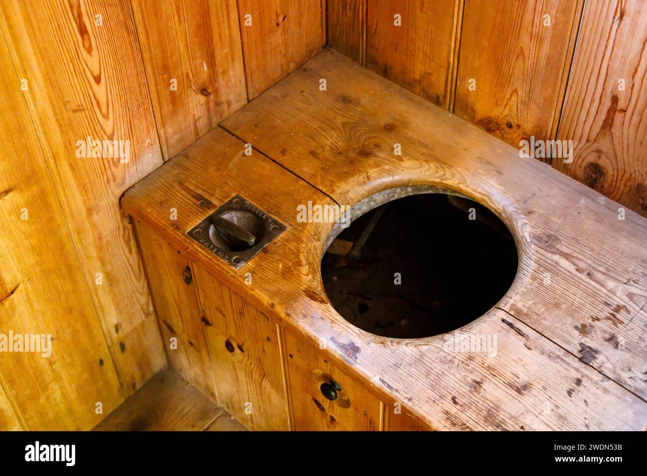 Une vieille toilette WC en bois WC WC toilette (toilettes) à Castle Drogo, une maison de campagne Lutyens et château près de Drewsteignton, Devon, Angleterre Banque D'Images Une vieille toilette WC en bois WC WC toilette (toilettes) à Castle Drogo, une maison de campagne Lutyens et château près de Drewsteignton, Devon, Angleterre Banque D'Images