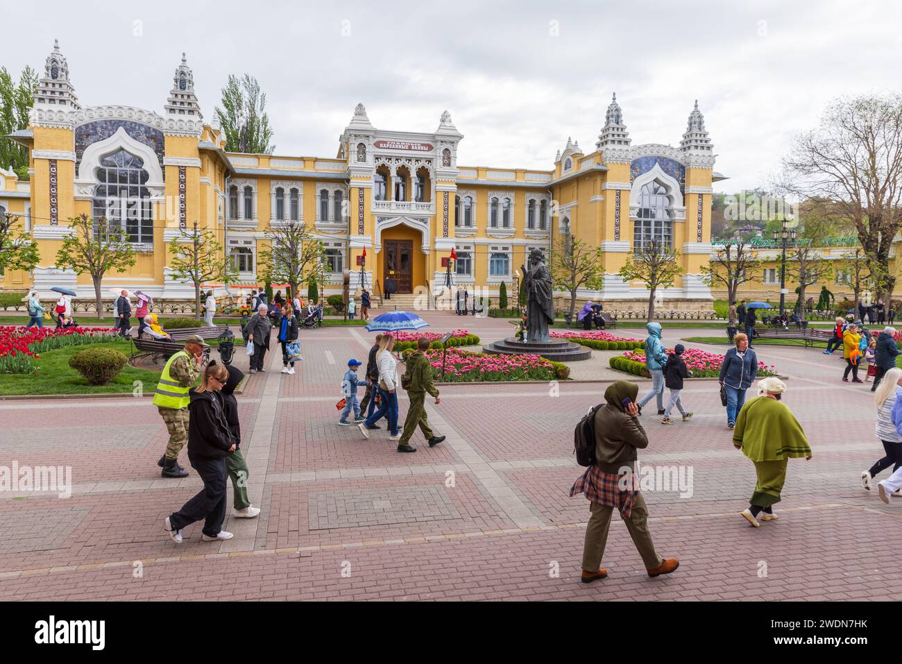 Kislovodsk, Russie - 9 mai 2023 : les gens marchent dans la rue devant les cinq étoiles Boutique Hotel main Narzan Baths Banque D'Images