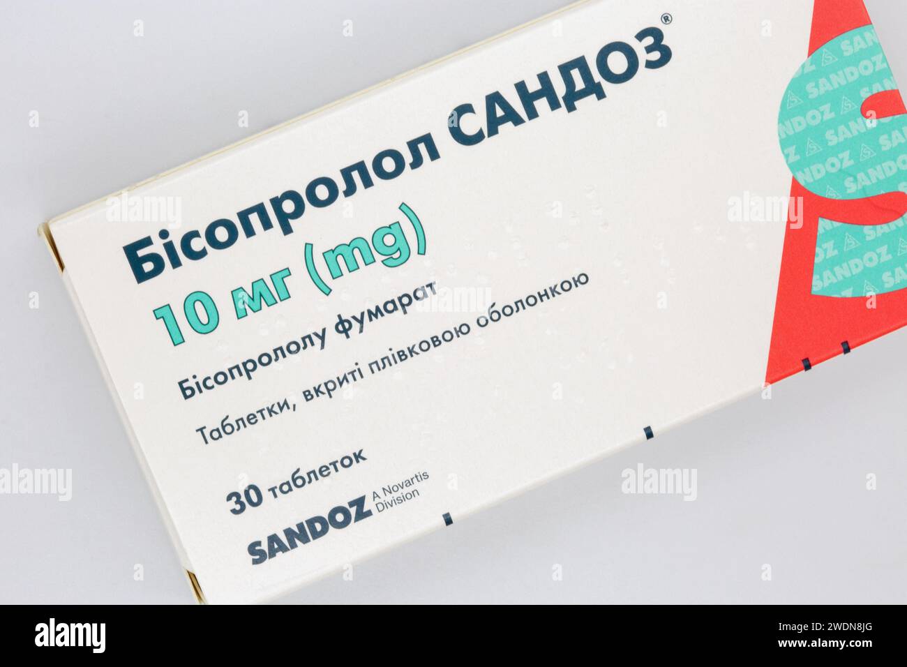 Kiev, Ukraine - 05 août 2022 : boîte de comprimés génériques antihypertenseurs fumarate de bisoprolol par Sandoz closeup sur blanc. Sandoz est une société suisse Novartis Banque D'Images