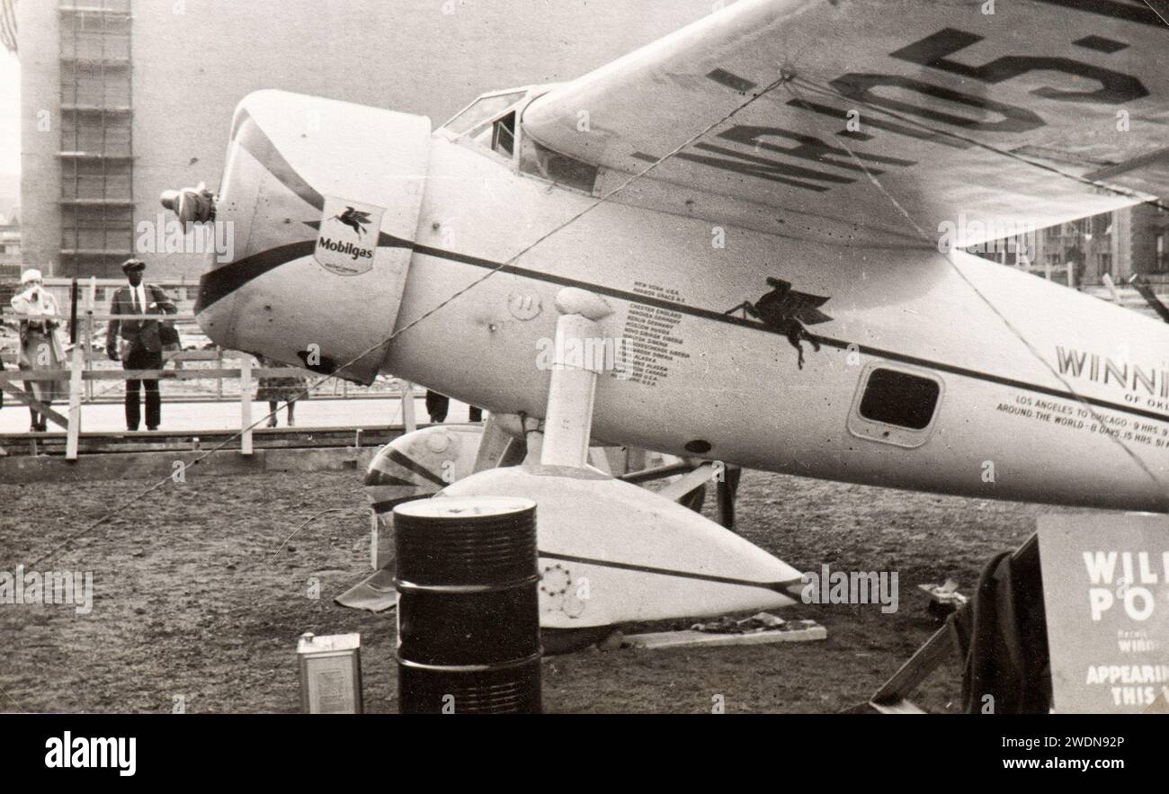 Photo tirée de l'album d'une famille juive italienne (Jarach) voyageant à l'exposition internationale de Chicago à l'été 1933. Voici le célèbre record Lockheed 5C Vega NR-105-W (Winnie Mae) Banque D'Images