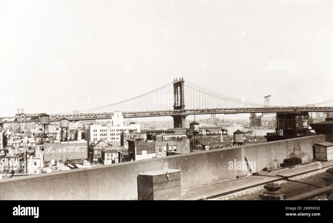 Photo tirée de l'album d'une famille juive italienne (Jarach) voyageant à New york et à l'exposition internationale de Chicago à l'été 1933. Voici la vue du pont Brooklin depuis le toit d'un immeuble à Manhattan (New York) Banque D'Images