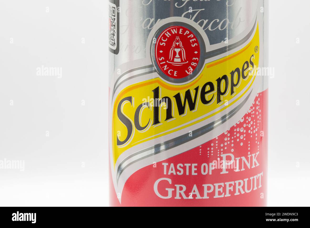 Kyiv, Ukraine - 15 décembre 2022 : séance en studio de Schweppes Pink Grapefruit Original peut se fermer sur fond blanc. Schweppes est un bever suisse Banque D'Images