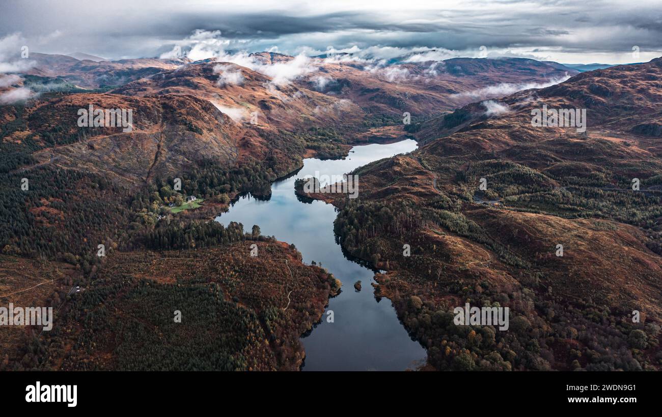 Nuages dérivant au-dessus des sommets montagneux du Loch Trool, en Écosse Banque D'Images