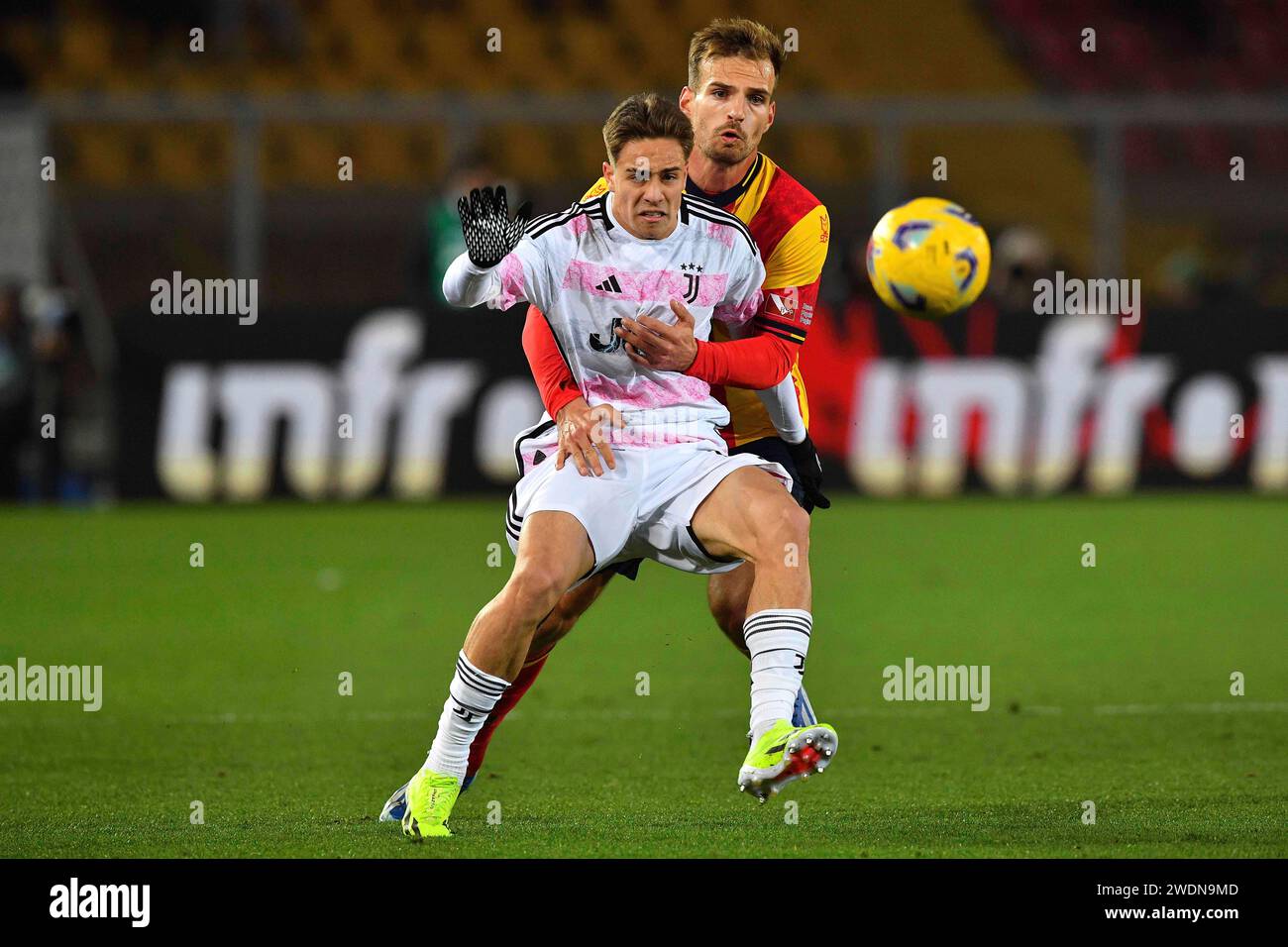 Juventus' Kenan Yildiz, front, fights for the ball during the Italian Serie A soccer match between Lecce and Juventus at the Via del Mare Stadium in Lecce, Italy, Sunday, Jan. 21, 2024. (Giovanni Evangelista/LaPresse via AP) Banque D'Images