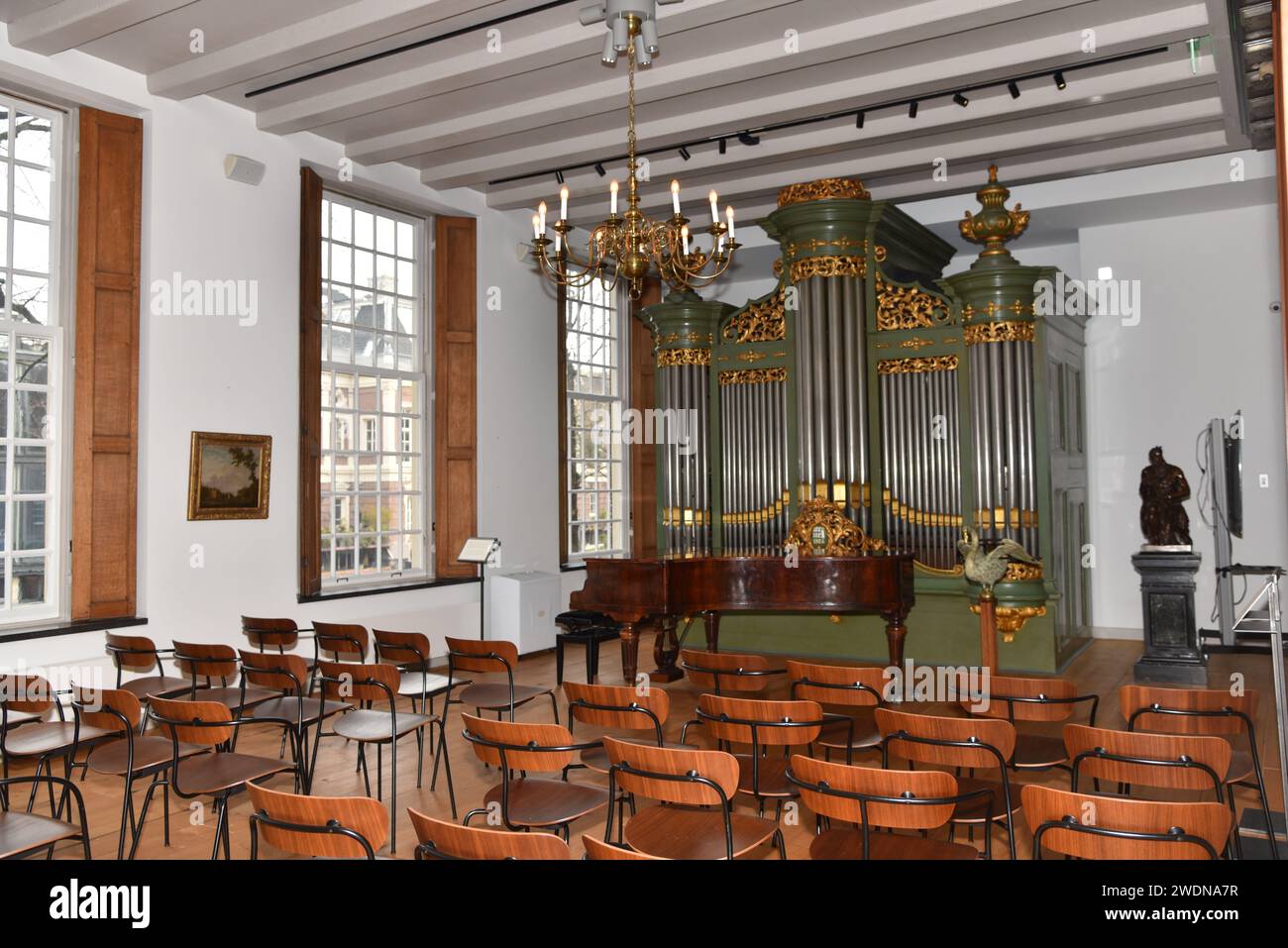 Amsterdam, pays-Bas. 20 janvier 2024. Le réfectoire avec orgue et piano dans la Maison Luther. Photo de haute qualité Banque D'Images