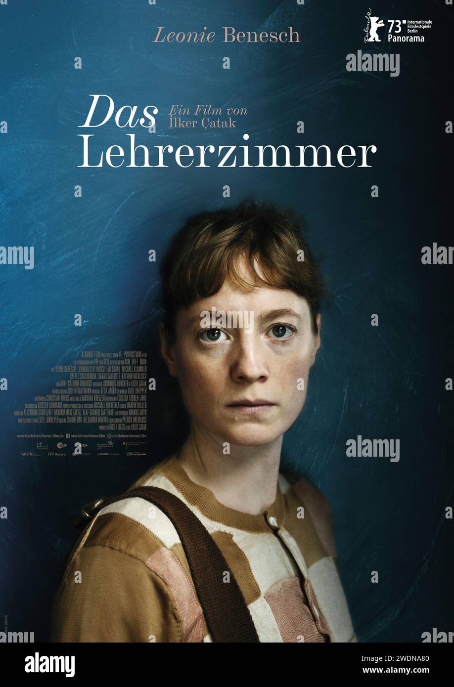 The Teachers' Lounge (2023) réalisé par Ilker Çatak et mettant en vedette Leonie Benesch, Leonard Stettnisch et Eva Löbau. Lorsqu’un de ses élèves est soupçonné de vol, l’enseignante Carla Nowak décide d’aller au fond de l’affaire. Coincée entre ses idéaux et le système scolaire, les conséquences de ses actions menacent de la briser. Affiche allemande ***USAGE ÉDITORIAL SEULEMENT***. Crédit : BFA / Alamode film Banque D'Images