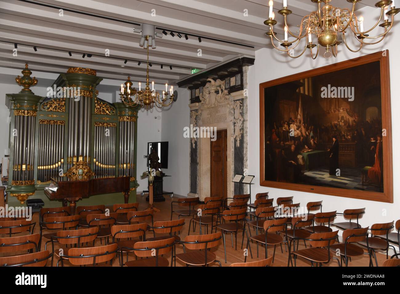 Amsterdam, pays-Bas. 20 janvier 2024. Le réfectoire avec orgue et piano dans la Maison Luther. Photo de haute qualité Banque D'Images