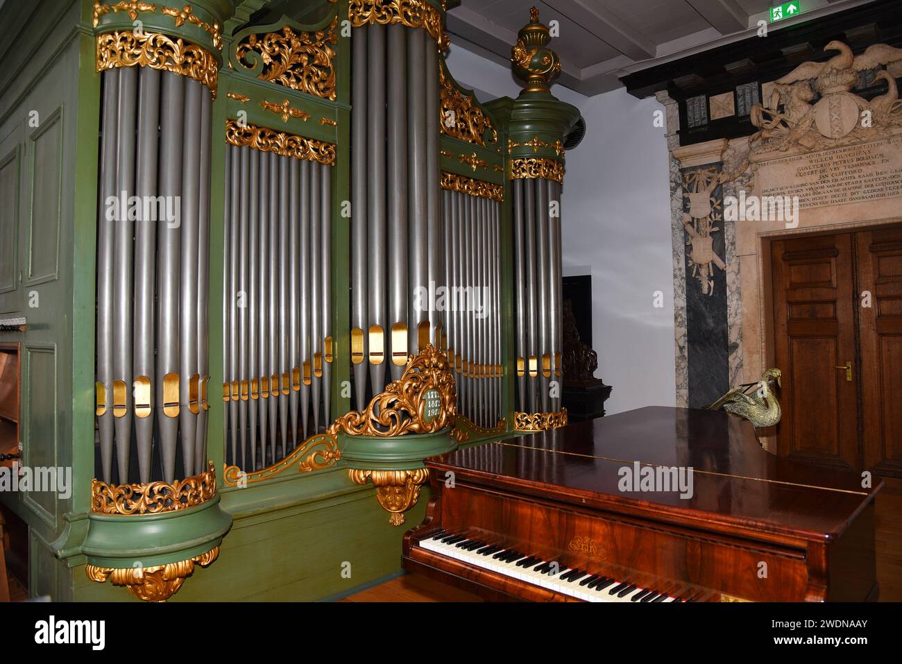 Amsterdam, pays-Bas. 20 janvier 2024. Le réfectoire avec orgue et piano dans la Maison Luther. Photo de haute qualité Banque D'Images