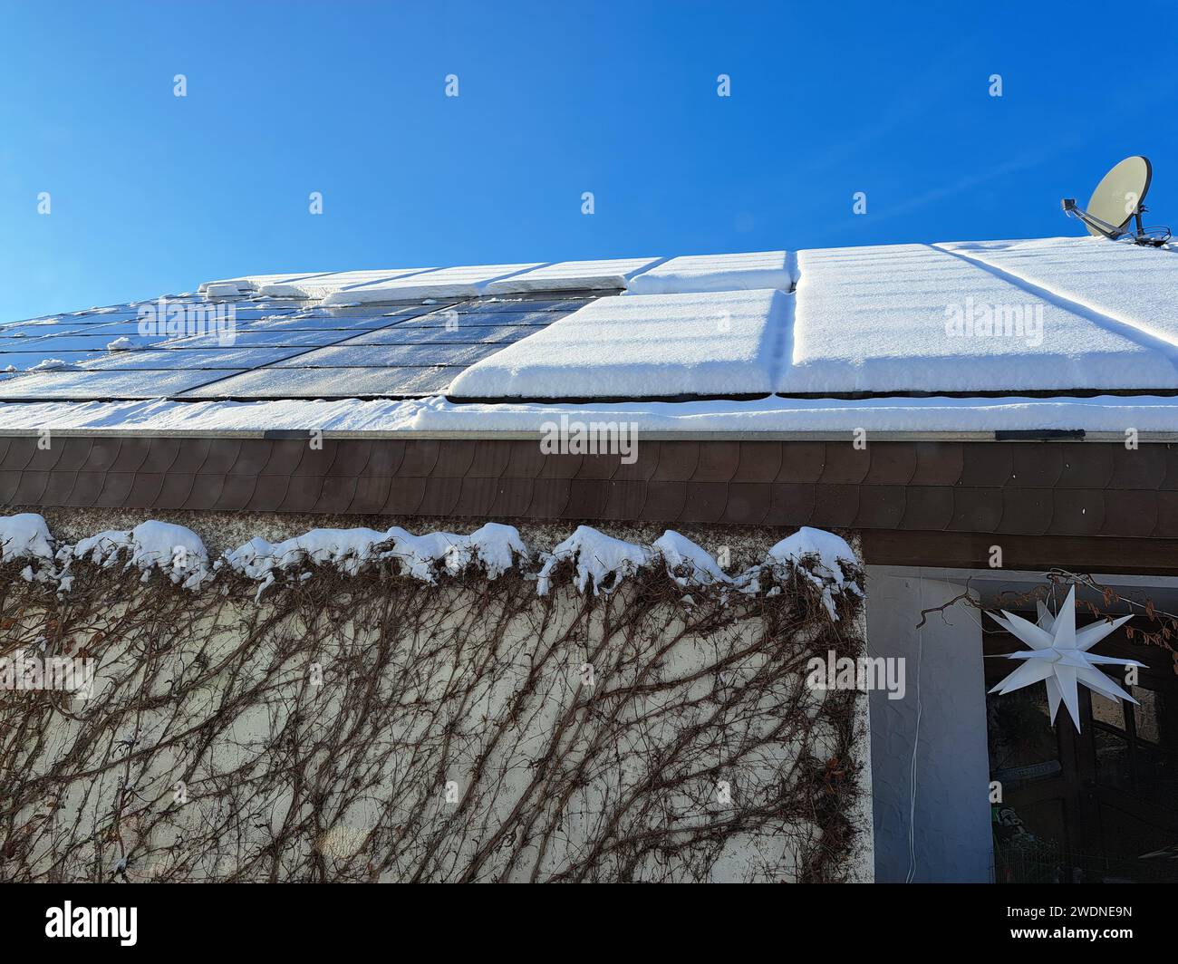 Von einer teilweise verschneiten Solaranlage haben sich Schneebretter gelöst Banque D'Images