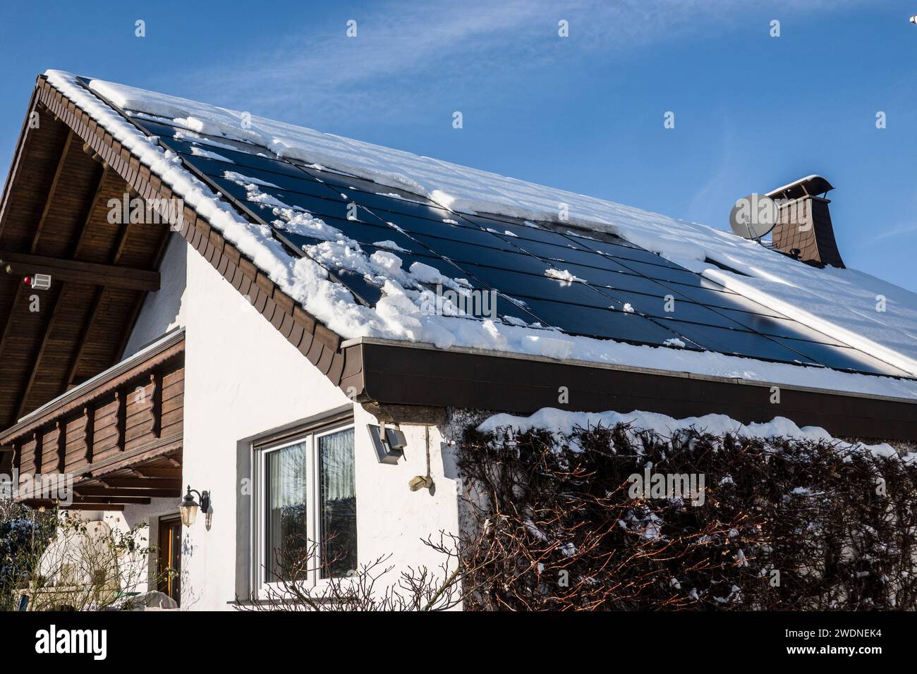 Von einer teilweise verschneiten Solaranlage haben sich Schneebretter gelöst Banque D'Images