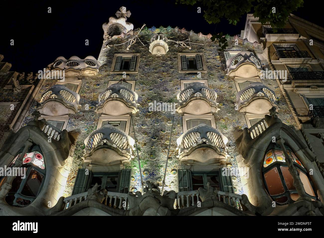 Casa Batlló de nuit, un bâtiment célèbre à Barcelone conçu par Antoni Gaudi et construit en 1877. Banque D'Images