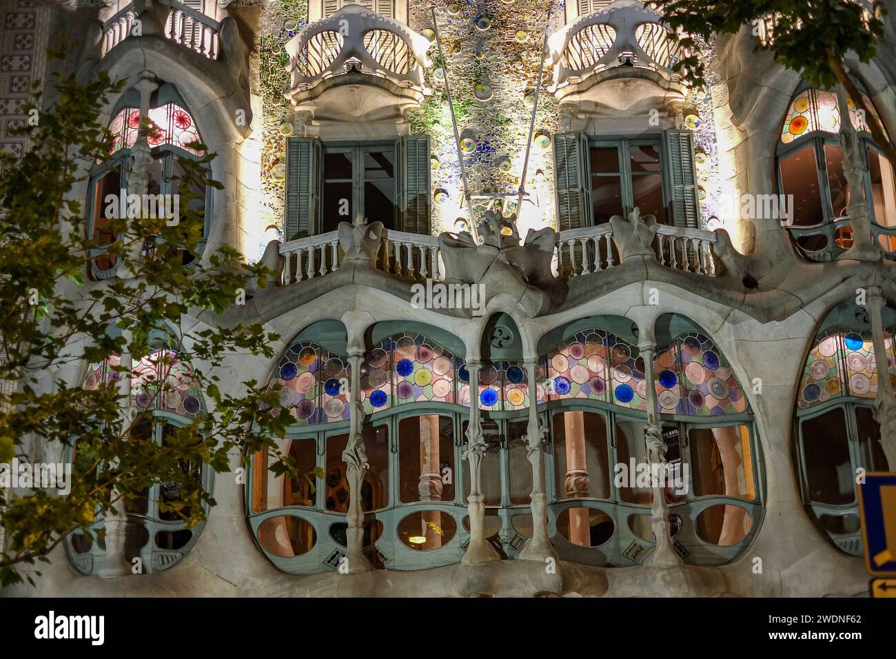Casa Batlló de nuit, un bâtiment célèbre à Barcelone conçu par Antoni Gaudi et construit en 1877. Banque D'Images