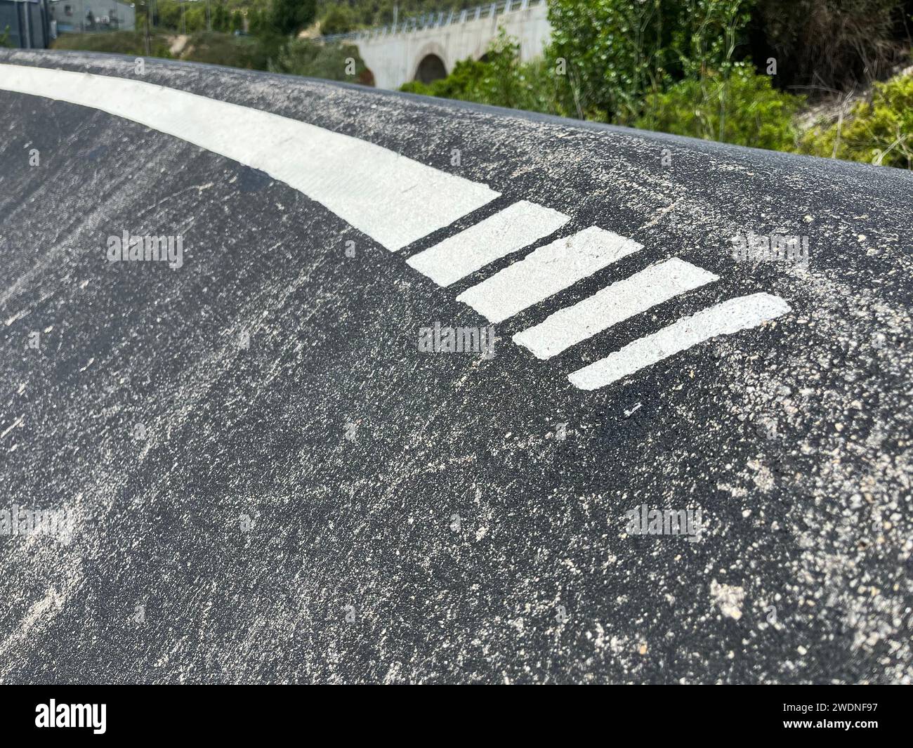 Précision de l'asphalte : une seule ligne blanche définit le circuit dynamique de la pompe, guidant le flux des manœuvres palpitantes. Banque D'Images