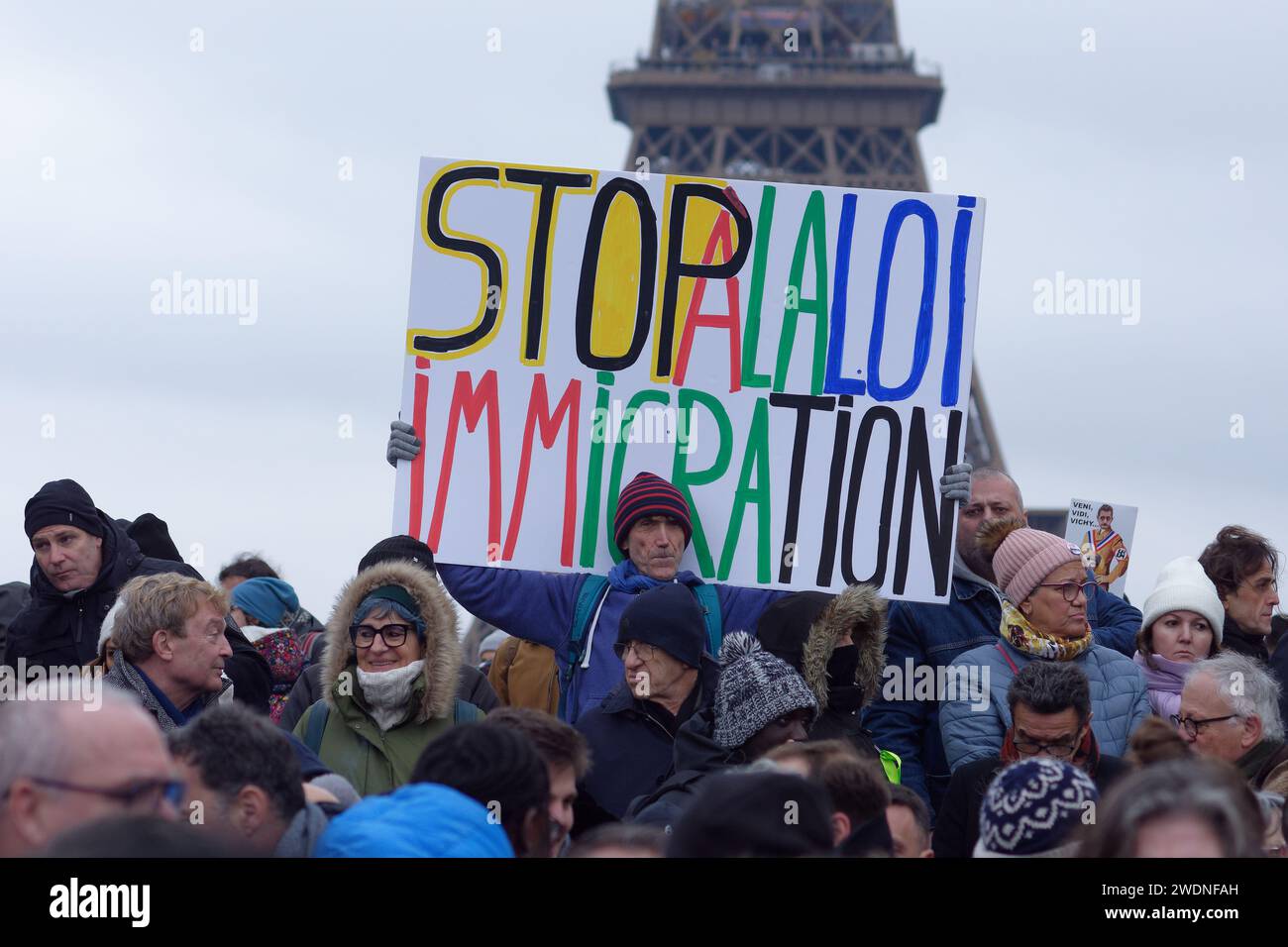 La gauche et les syndicats Unis contre la loi immigration, dite loi Darmanin ont défilé du Trocadéro à la place de la concorde à Paris Banque D'Images