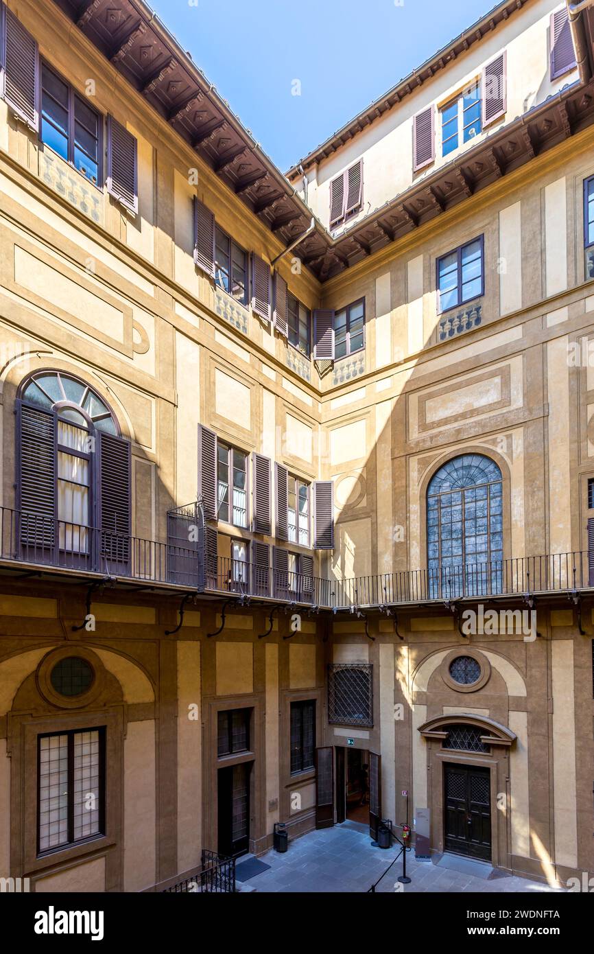 Florence, Italie - 2023 juillet 15 : la cour du Palazzo Medici Riccardi, conçu par Michelozzo di Bartolomeo et construit entre 1444 et 1484 Banque D'Images